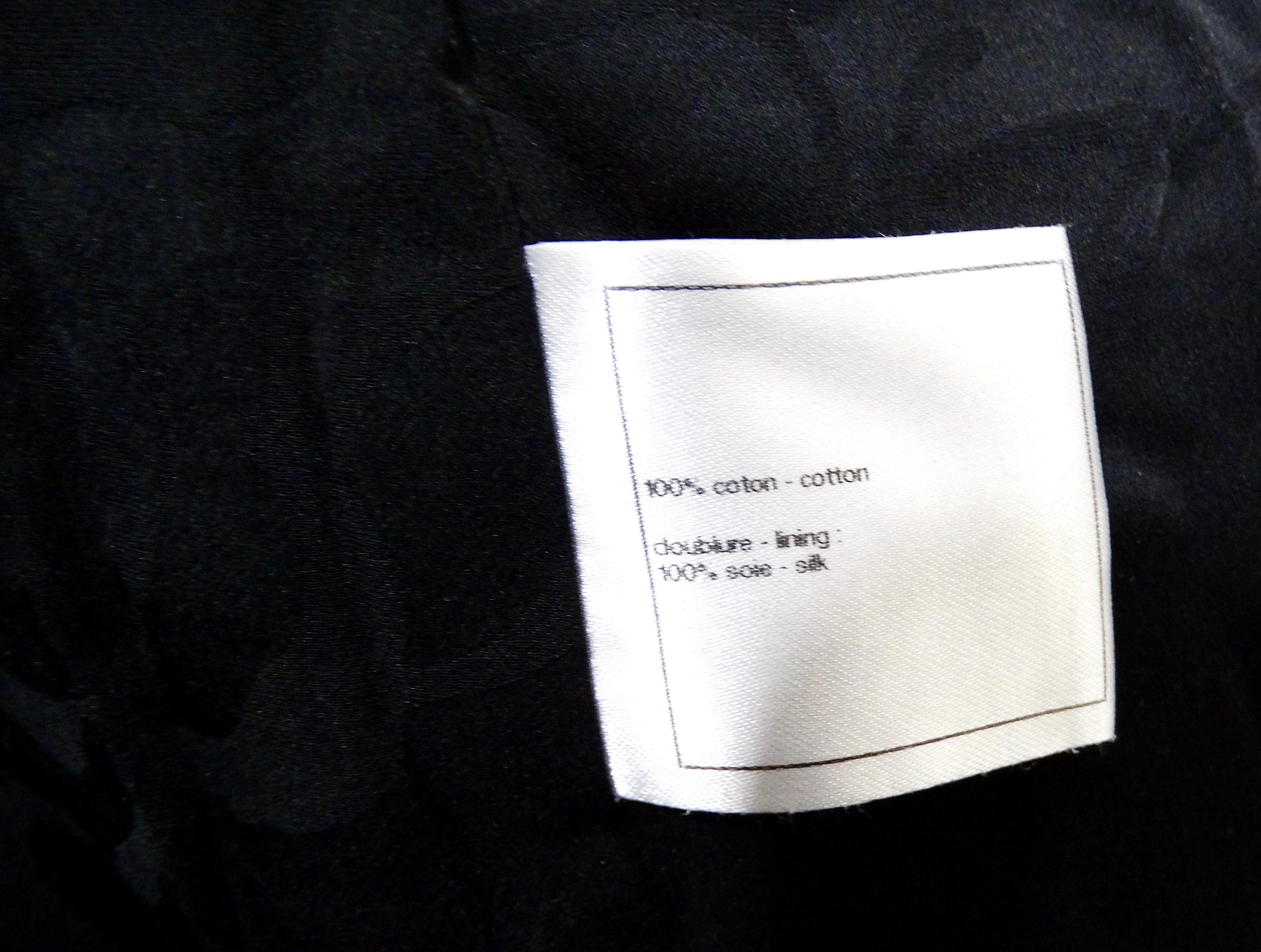 Chaqueta con mangas recortadas Chanel de tweed negro y forro de seda en venta 4