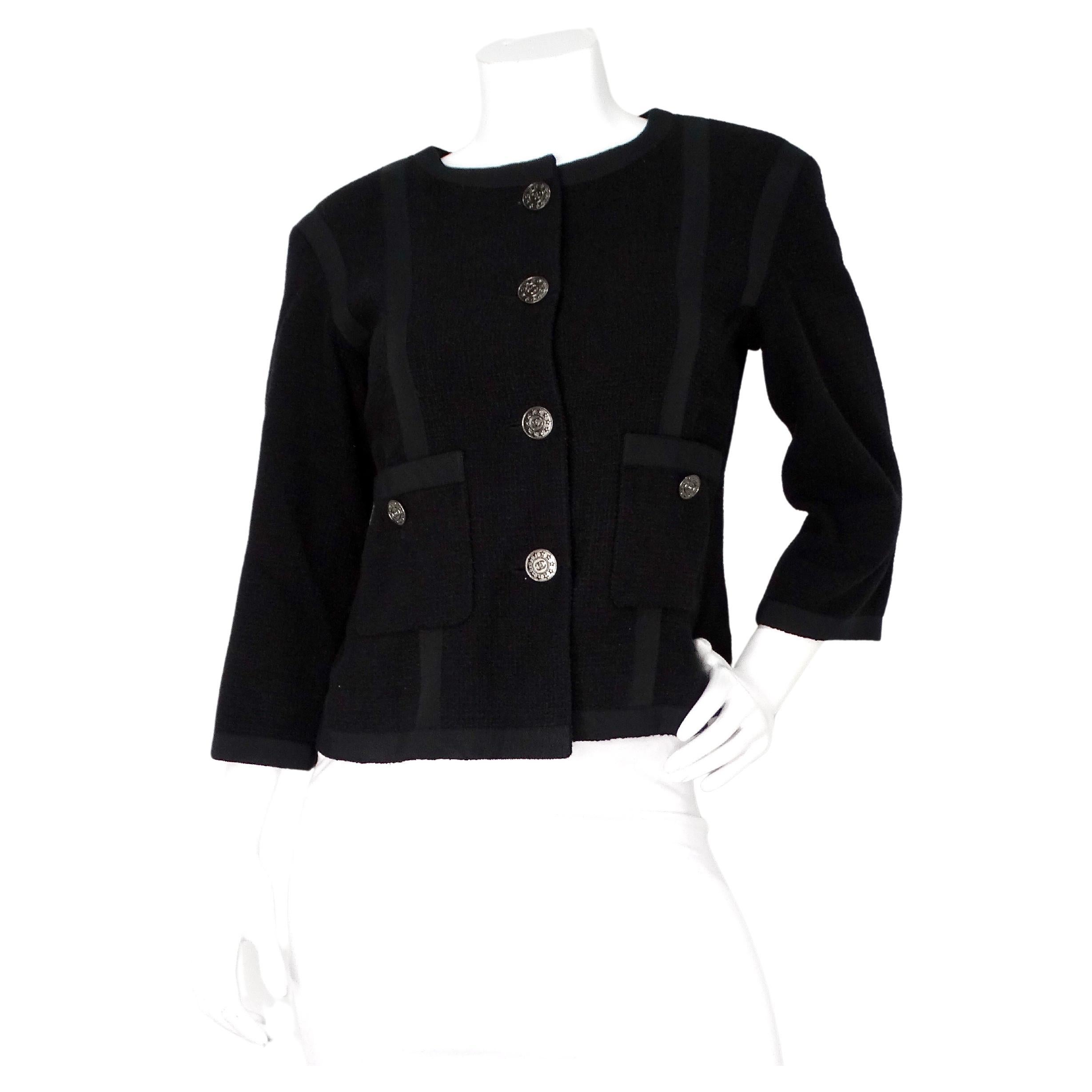 Chaqueta con mangas recortadas Chanel de tweed negro y forro de seda en venta