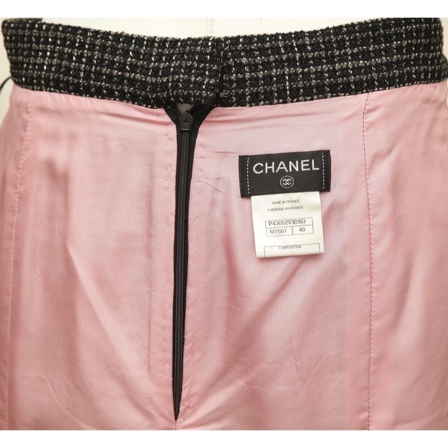 CHANEL Black Skirt Tweed Iridescent Pink Gunmetal CC Logo Sz 40 2012 12P For Sale 1