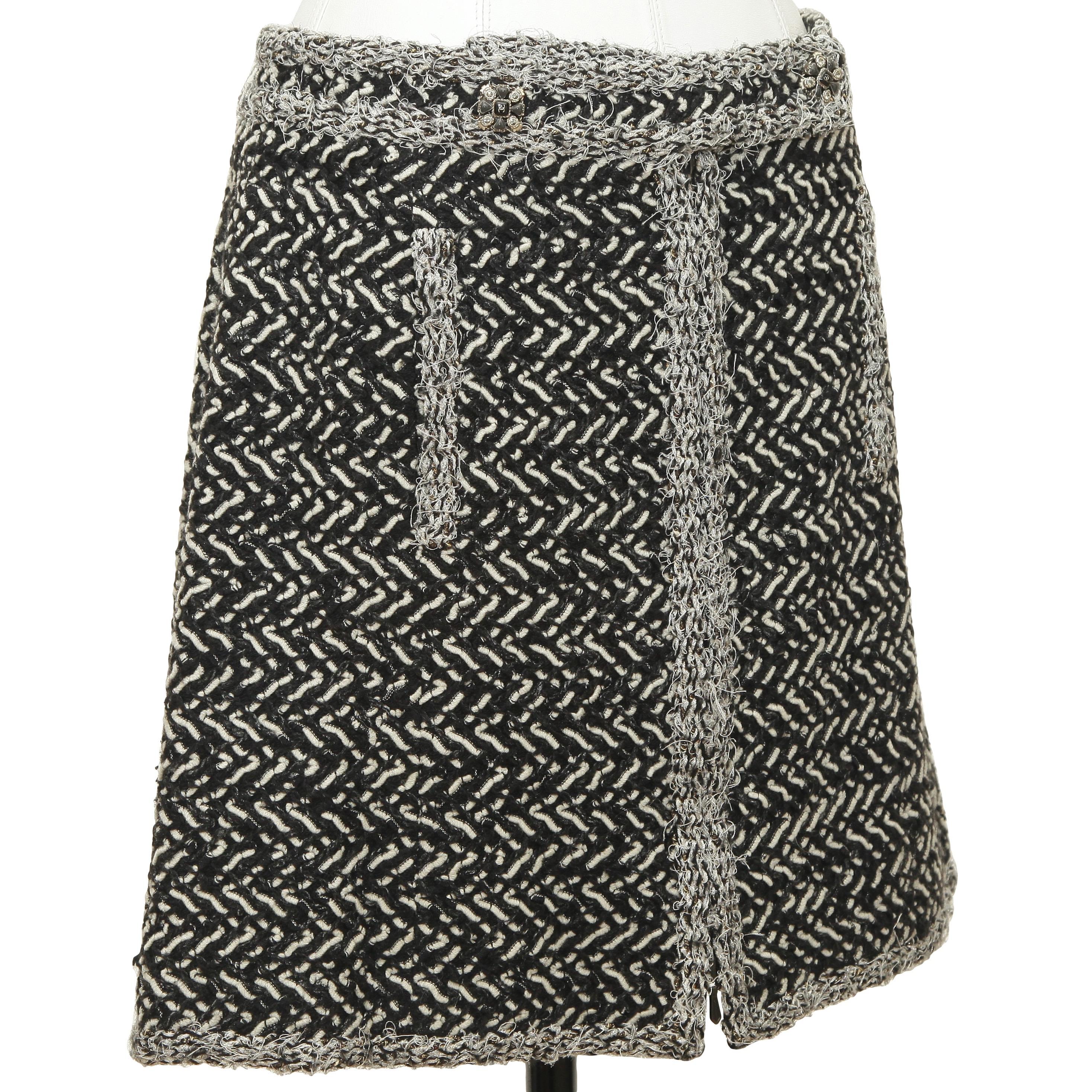 GUARANTEED AUTHENTIC CHANEL 2011A BLACK METALLIC TWEED SKIRT



Design:
- Black/off white and metallic mini tweed skirt from the 2011A collection.
- 2 way front zipper/gripoix button closure.
- Dual vertical pockets.
- Fully lined.
- Beautiful
