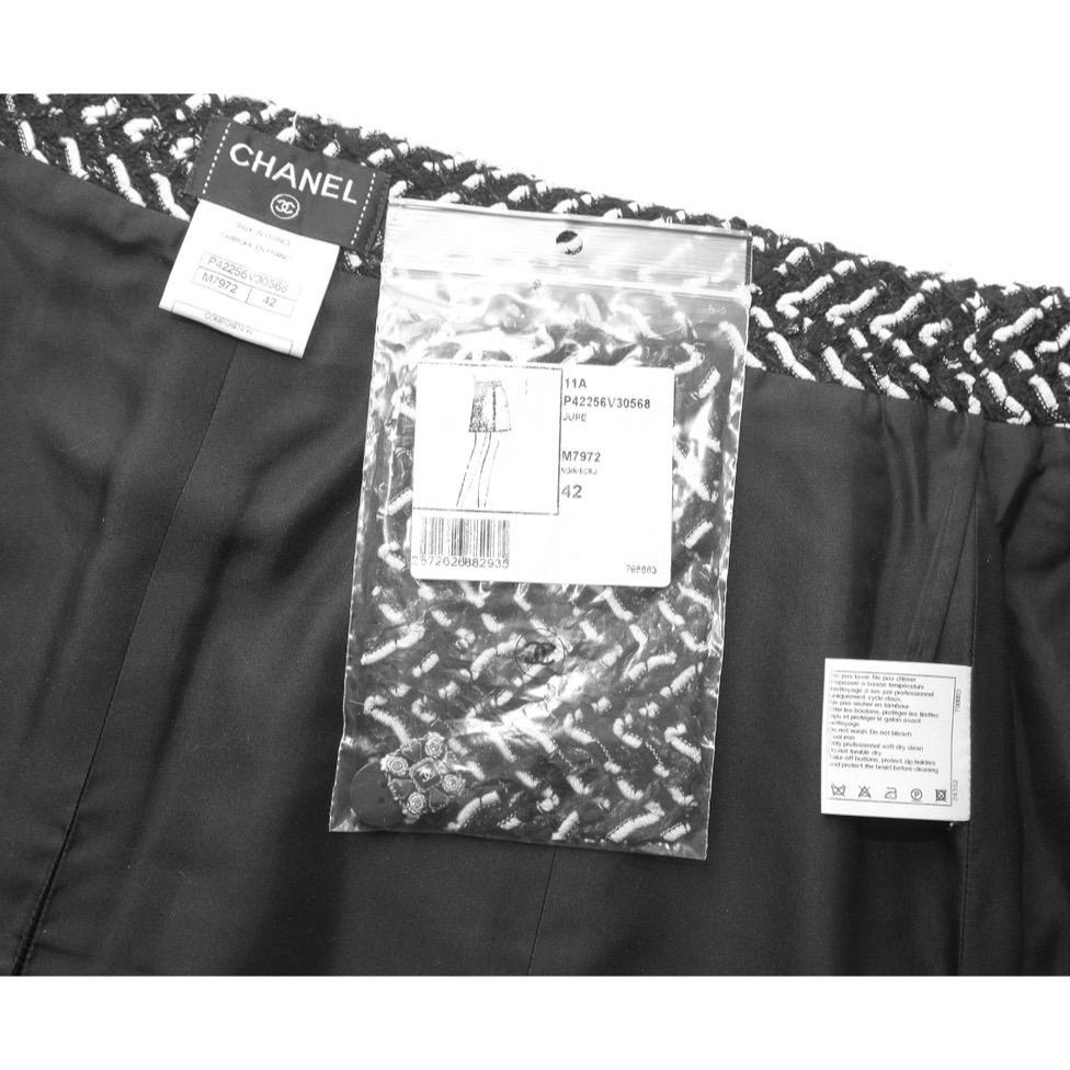CHANEL Jupe en tweed noir avec poches à fermeture éclair métallique argentée Taille 42 2011 11A 5