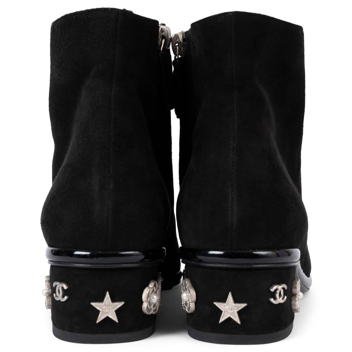 CHANEL Schwarze Samt 2017 17K CHARM HEEL Stiefeletten mit Stiefeletten aus Samt Schuhe 38 im Angebot 1