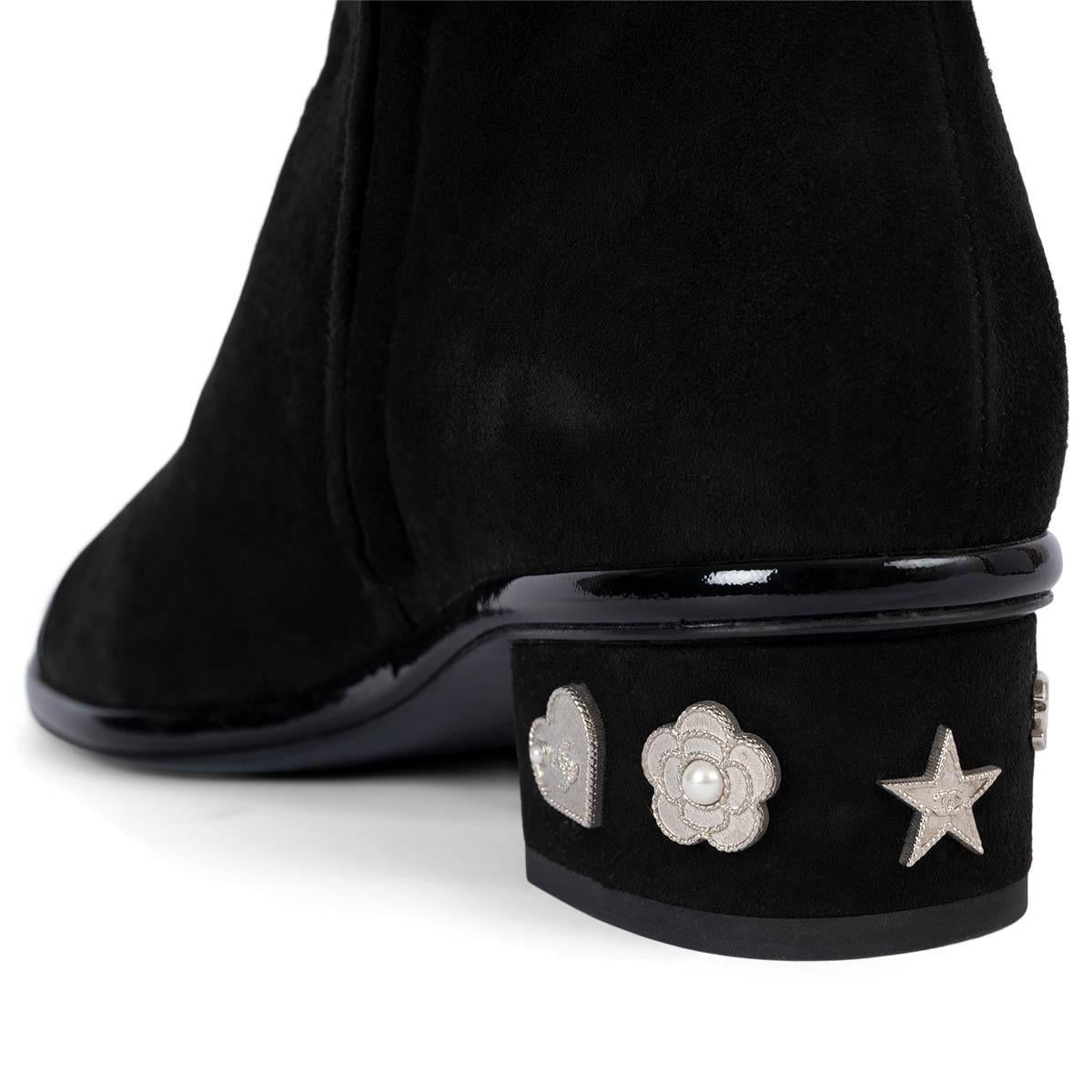 CHANEL Schwarze Samt 2017 17K CHARM HEEL Stiefeletten mit Stiefeletten aus Samt Schuhe 38 im Angebot 3