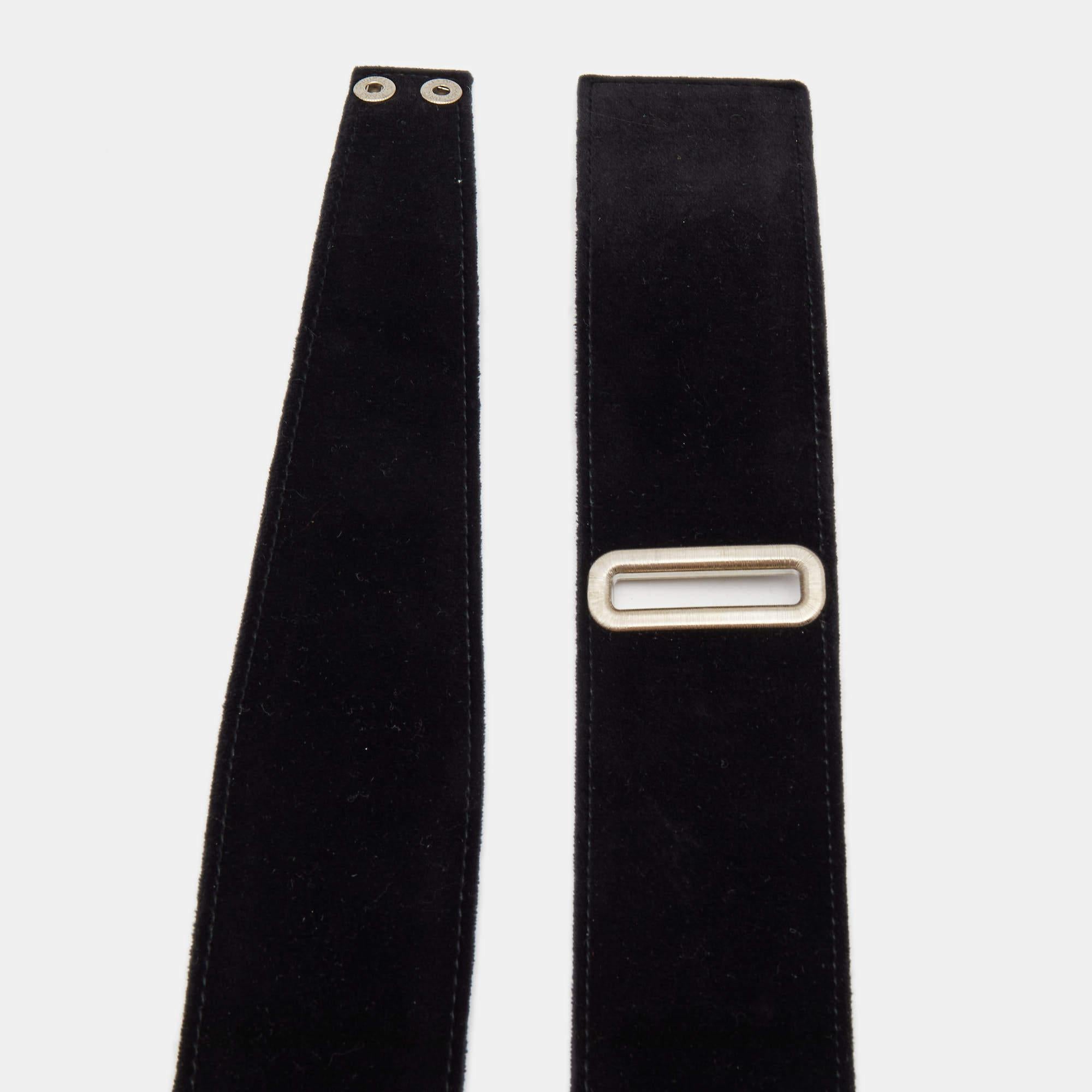 Chanel Schwarzer Taillengürtel aus Samt und Leder mit runder Schnalle und Kristallen 90CM im Zustand „Gut“ im Angebot in Dubai, Al Qouz 2
