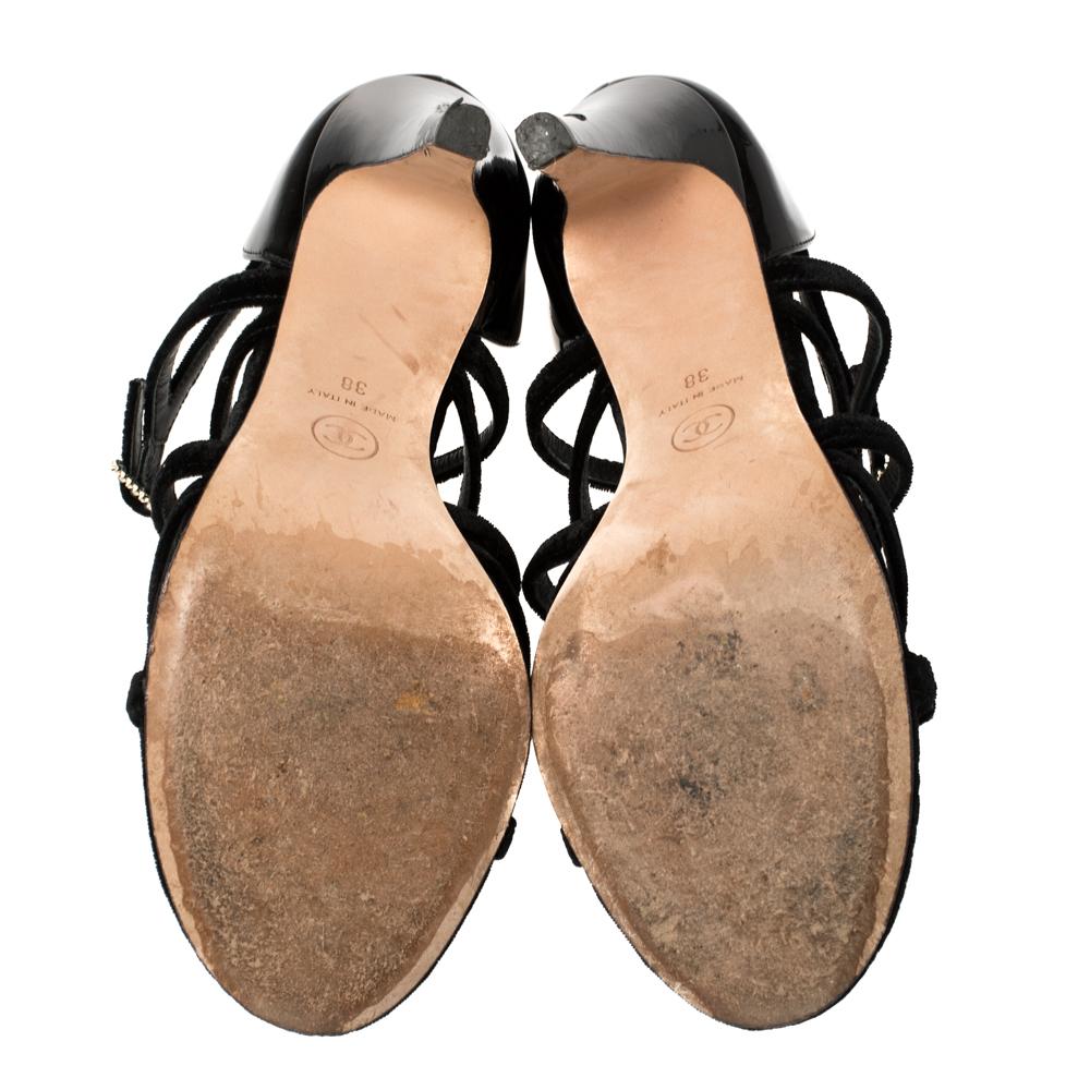 Chanel Black Velvet And Patent Leather CC Strappy Buckle Sandals Size 38 In Good Condition In Dubai, Al Qouz 2