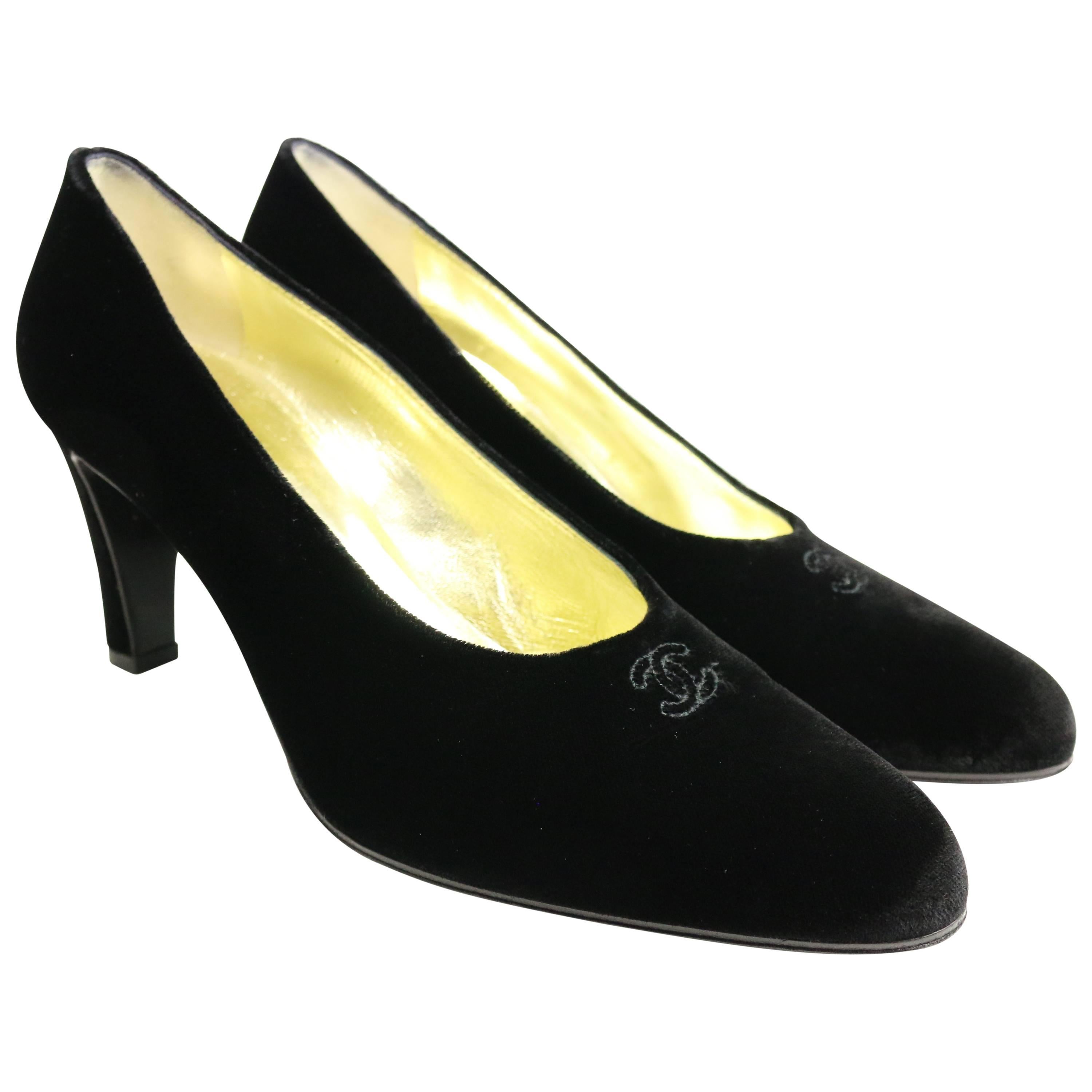 - Vintage 90s Chanel black velvet pumps with 