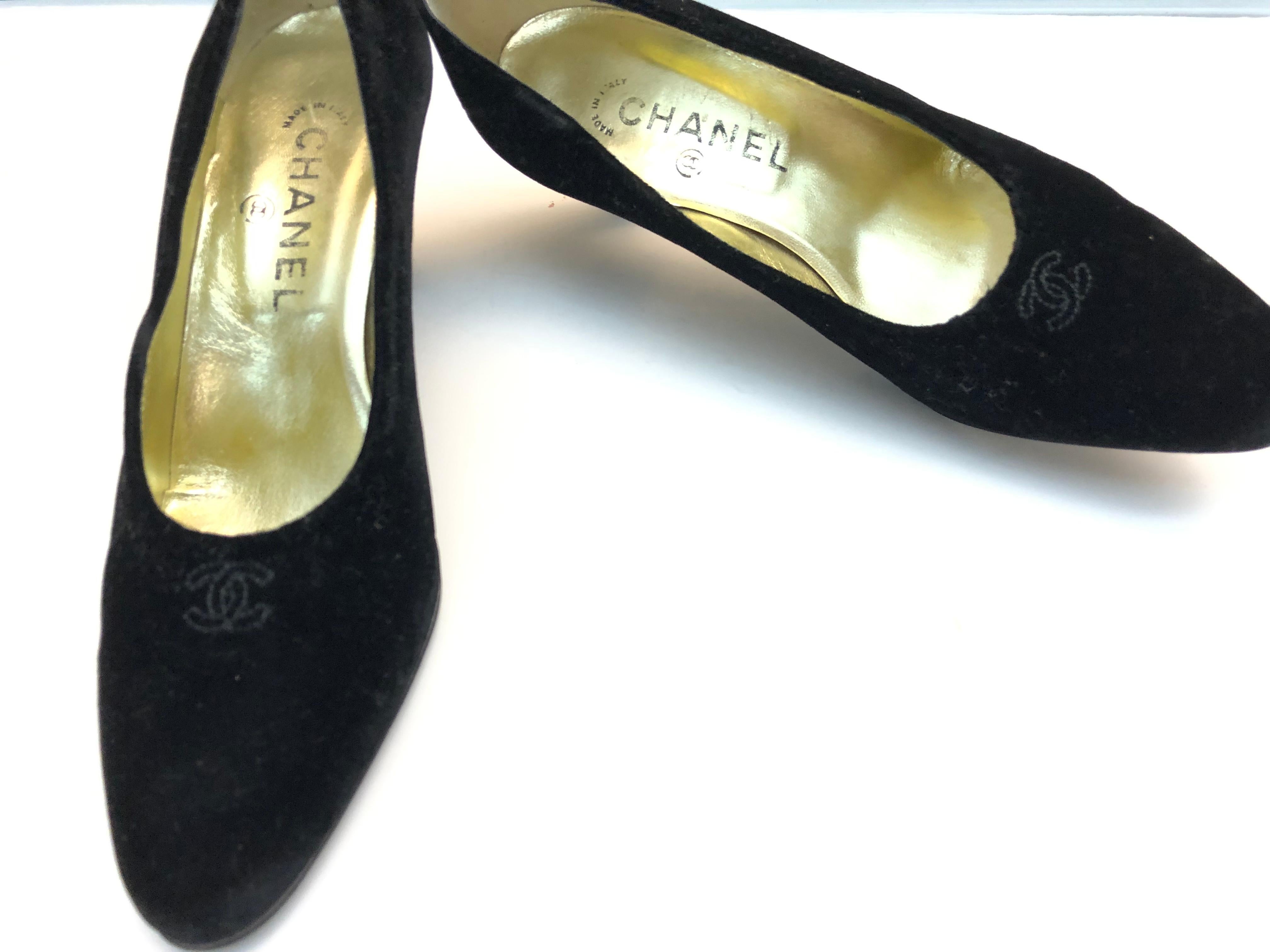 Chanel black velvet CC pumps In Good Condition For Sale In Sheung Wan, HK