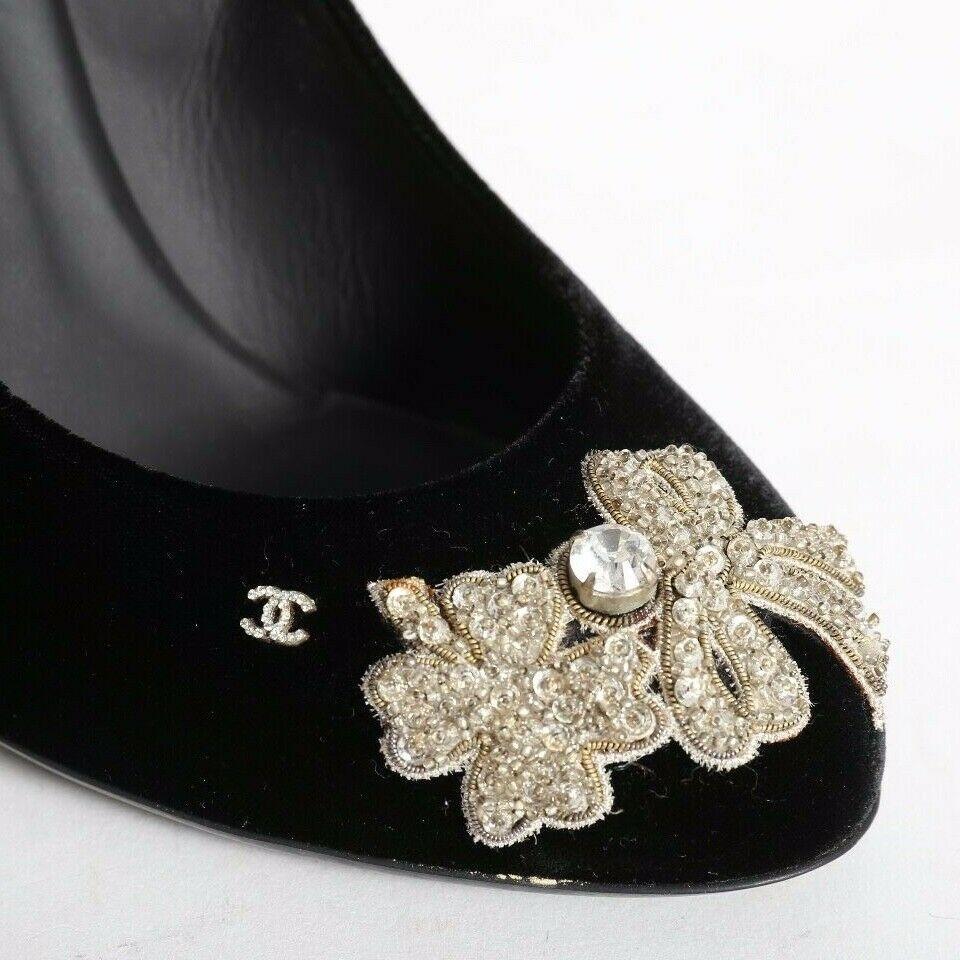 CHANEL black velvet crystal embellished bow brooch pumps heels EU36 US6 UK3

CHANEL by KARL LAGERFELD
Black velvet upper . Crystal strass embellished bow brooch detail at toe . Crystal CC at toe . Rounded toe . Leather lined with padded insole .