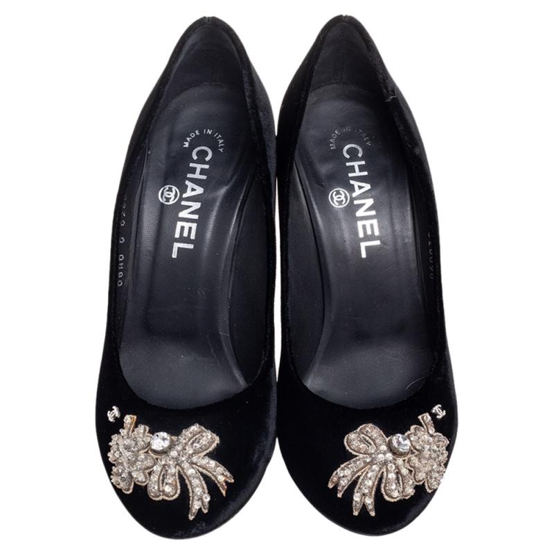 Chanel Black Velvet Crystal Embellished Pumps Size 37 In Good Condition In Dubai, Al Qouz 2