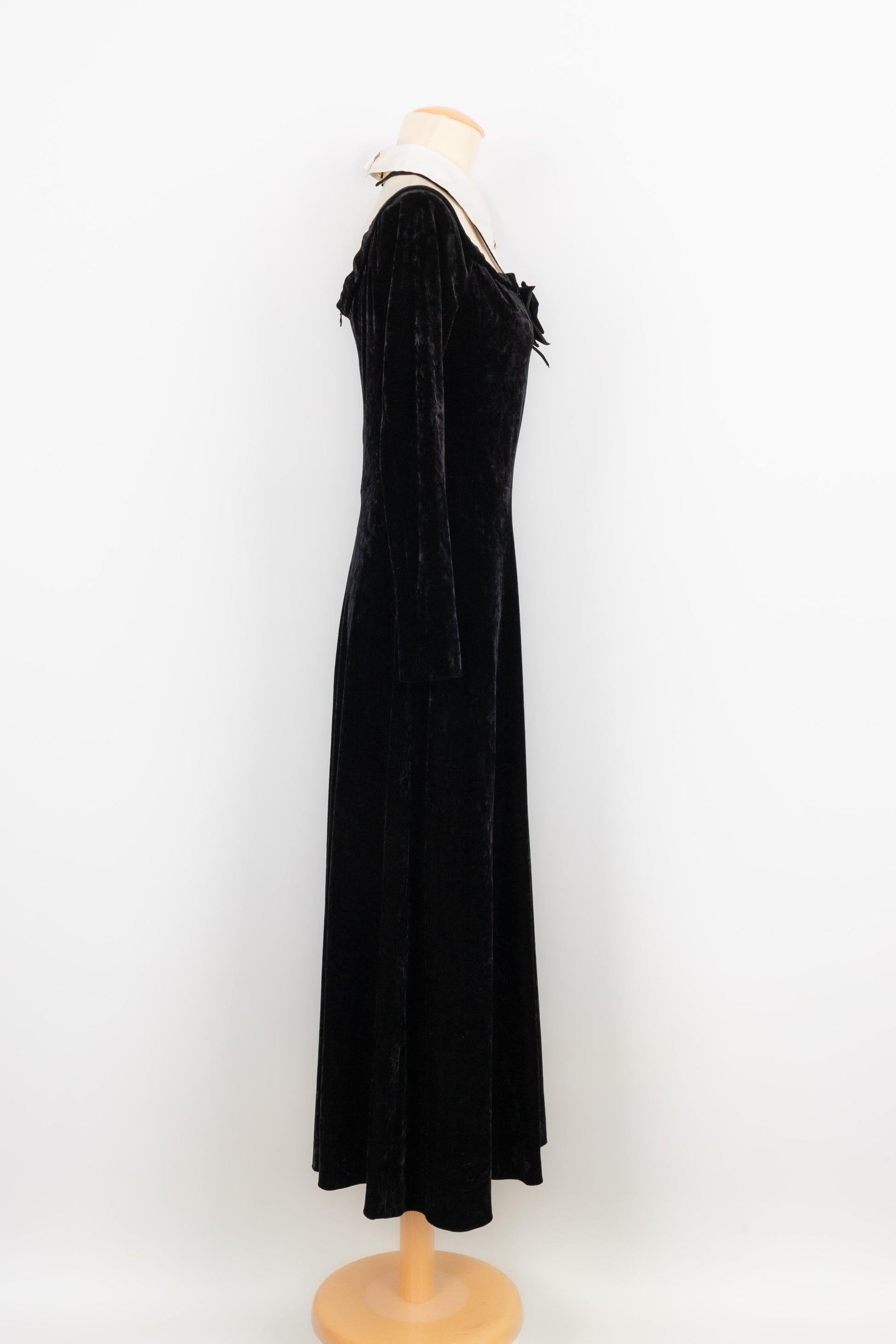 Chanel - (Made in France) Black velvet dress with a white collar and ornamented with golden metal buttons. Indicated size 42FR. Fall/Winter 1993 Collection.

Additional information:
Condition: Very good condition
Dimensions: Chest: 45 cm - Waist: 36