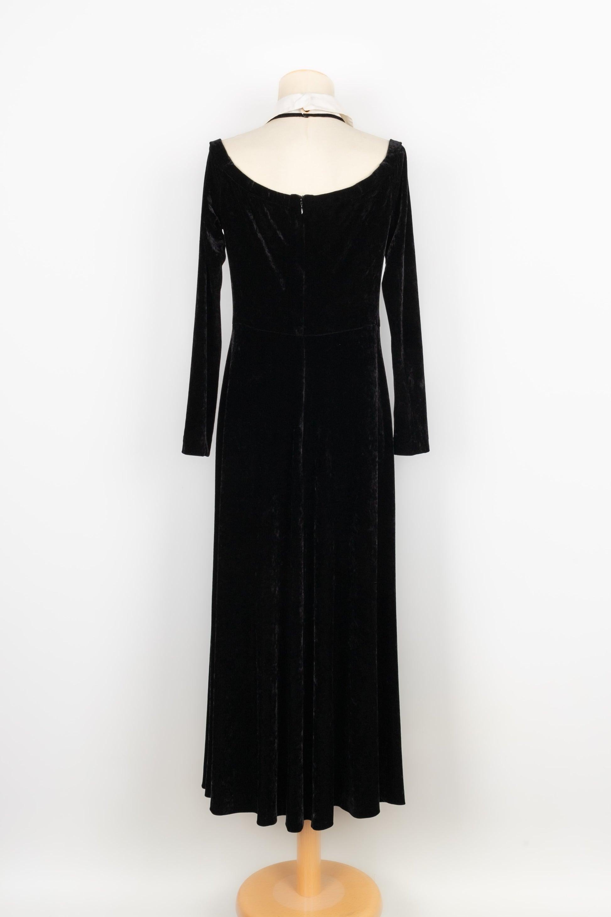 Chanel Black Velvet Dress with a White Collar, Fall 1993 In Excellent Condition In SAINT-OUEN-SUR-SEINE, FR