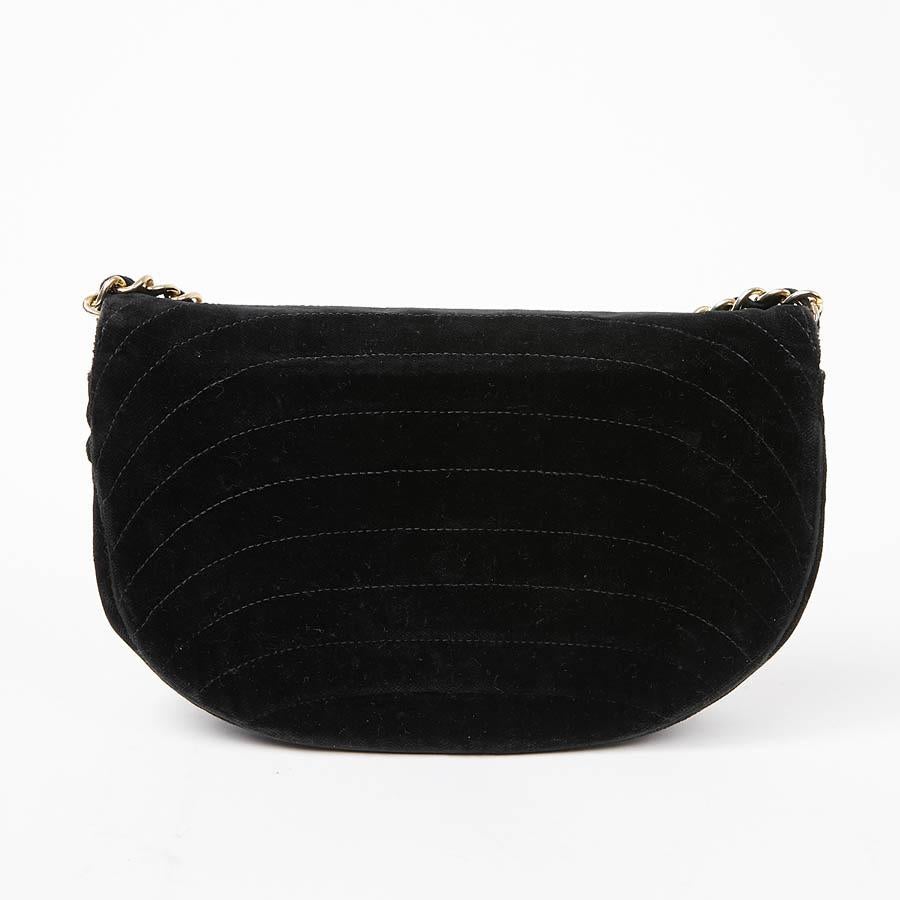 A real evening jewel signed by Maison CHANEL in black velvet. Lovely with a dress or pants. The interior is burgundy pique with a zipped pocket. Closure by press button. It can be worn on the shoulder or as a crossover using a strap in a golden