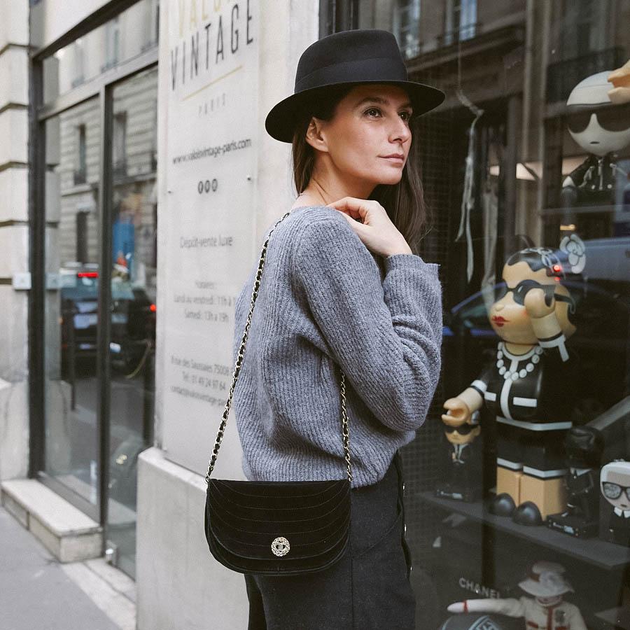 CHANEL Black Velvet Evening Bag In Good Condition In Paris, FR