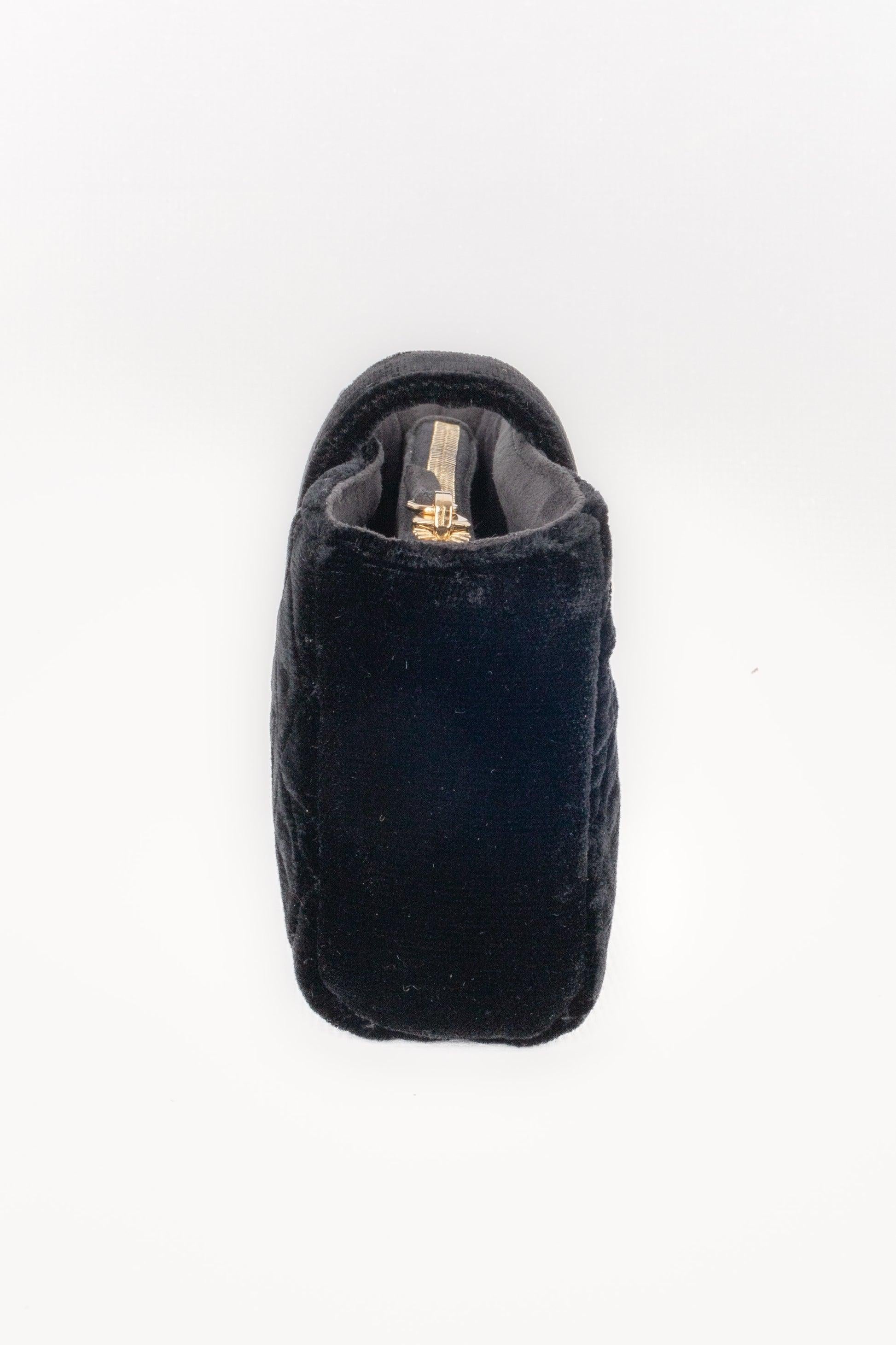 Chanel - (Made in Italy) Black velvet handbag with a charm representing a Chanel jacket. Piece with a serial number.

Additional information:
Condition: Very good condition
Dimensions: Height: 8 cm - Width: 13 cm - Depth: 4 cm

Seller Reference: S3