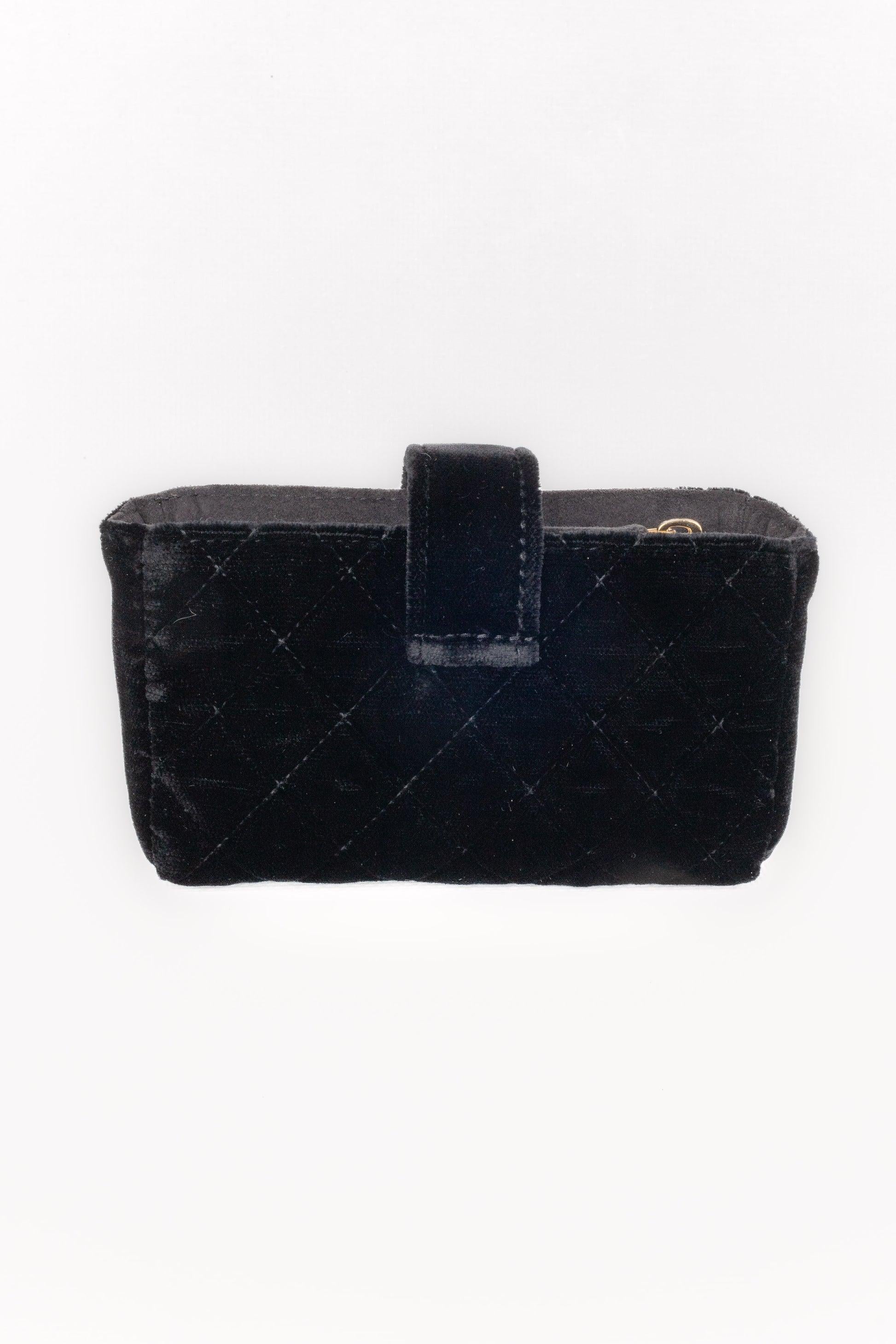 Chanel Black Velvet Handbag with Charm In Excellent Condition In SAINT-OUEN-SUR-SEINE, FR