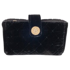 Chanel - Sac à main en velours noir avec charme