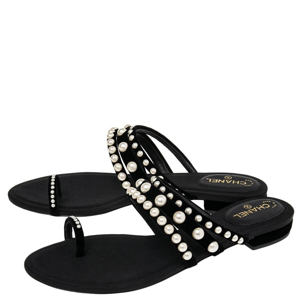 Chanel Black Velvet Pearl Embellished Thong Flats Size 38.5 In New Condition In Dubai, Al Qouz 2