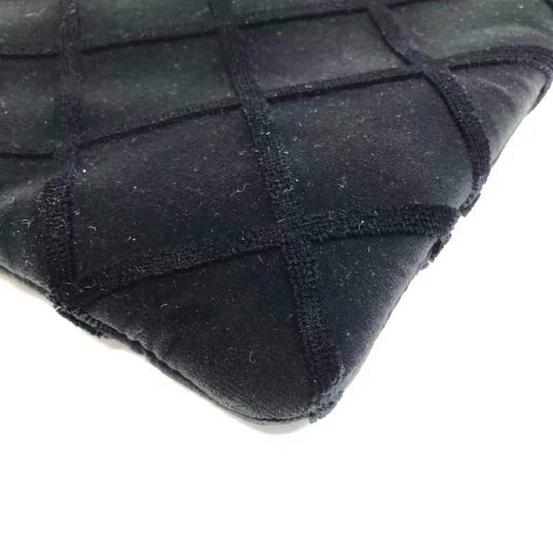 Chanel Astuccio in velluto nero Stitch by Stitch a diamante Interno in pelle Logo in oro in vendita 5