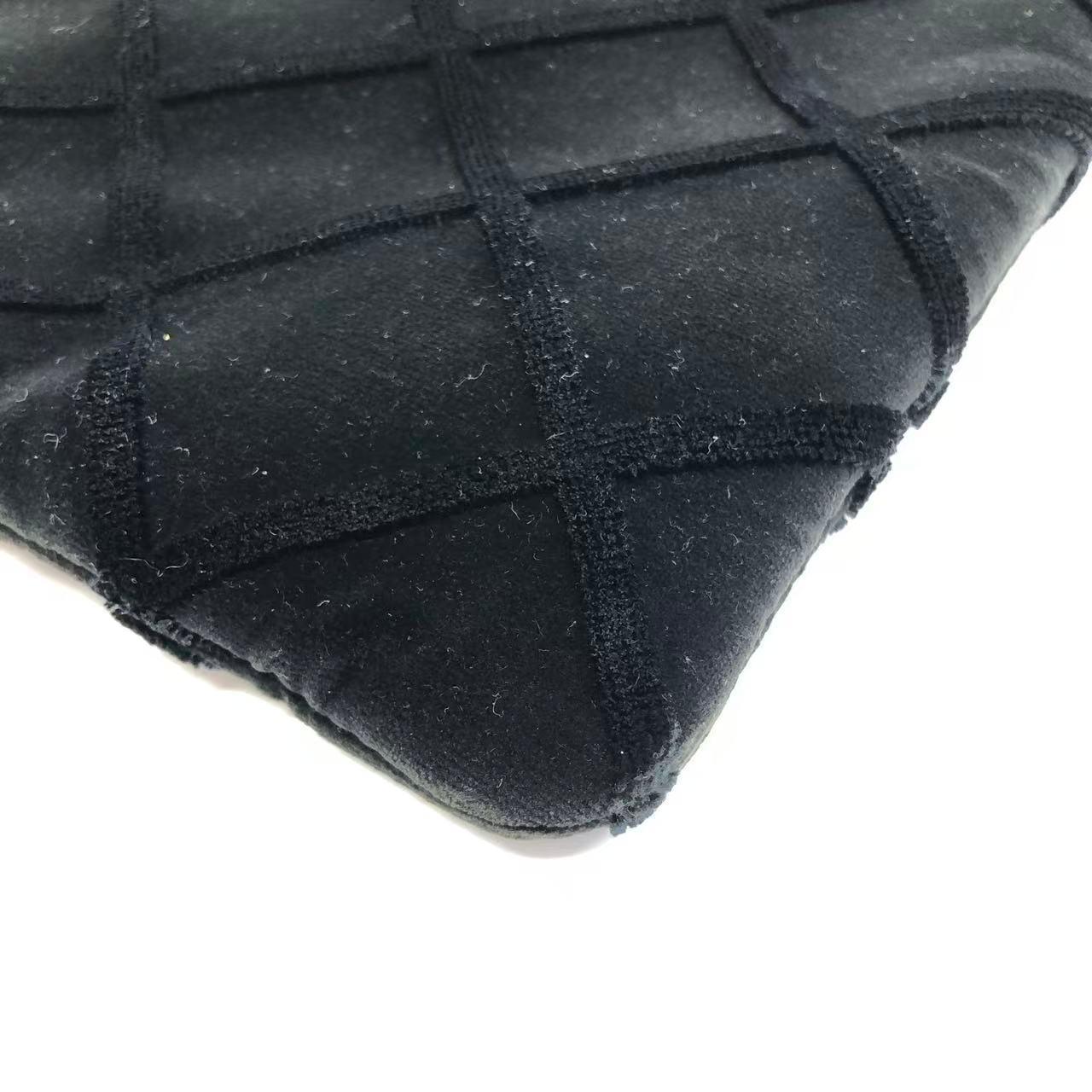 Chanel Astuccio in velluto nero Stitch by Stitch a diamante Interno in pelle Logo in oro in vendita 5