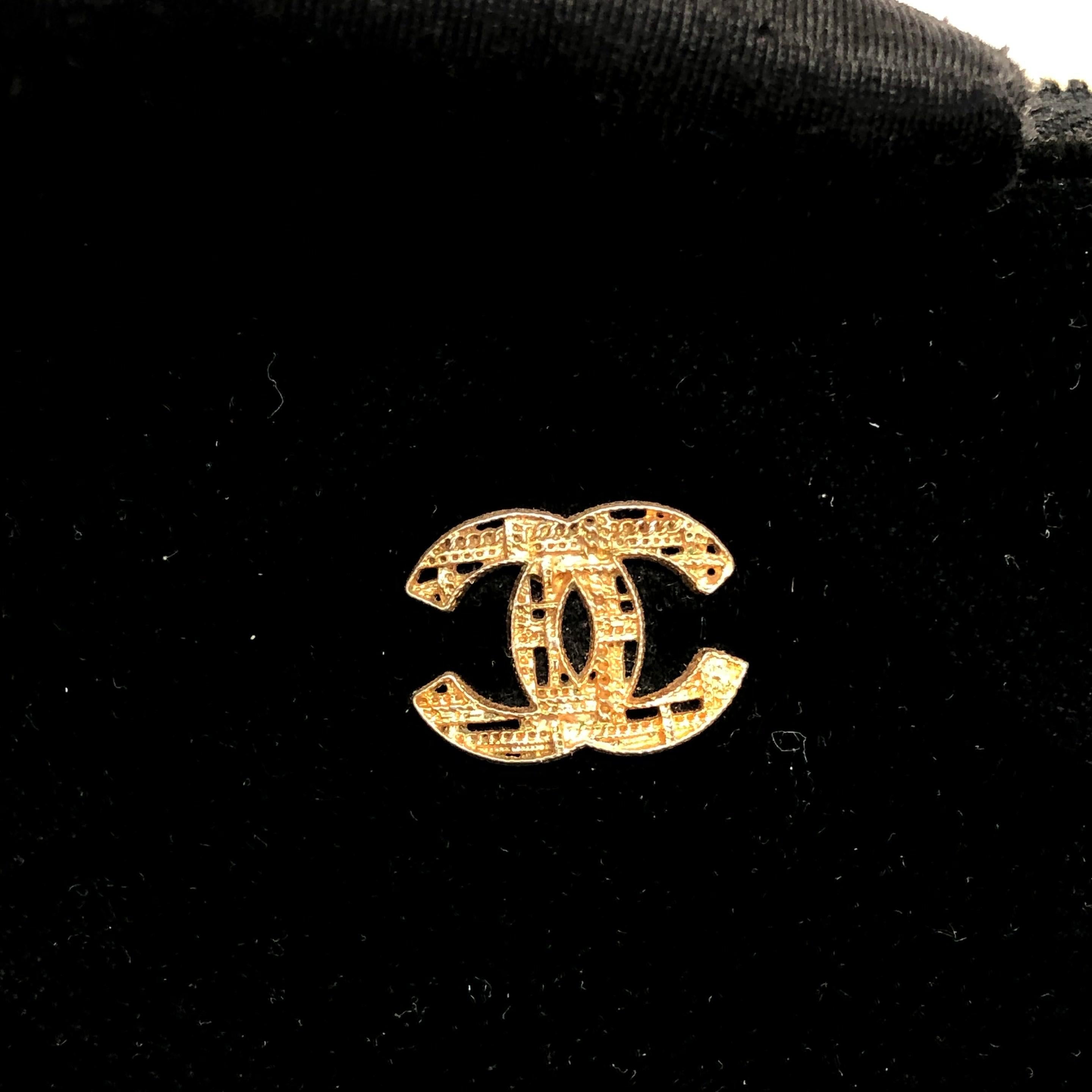 Chanel Astuccio in velluto nero Stitch by Stitch a diamante Interno in pelle Logo in oro in vendita 7