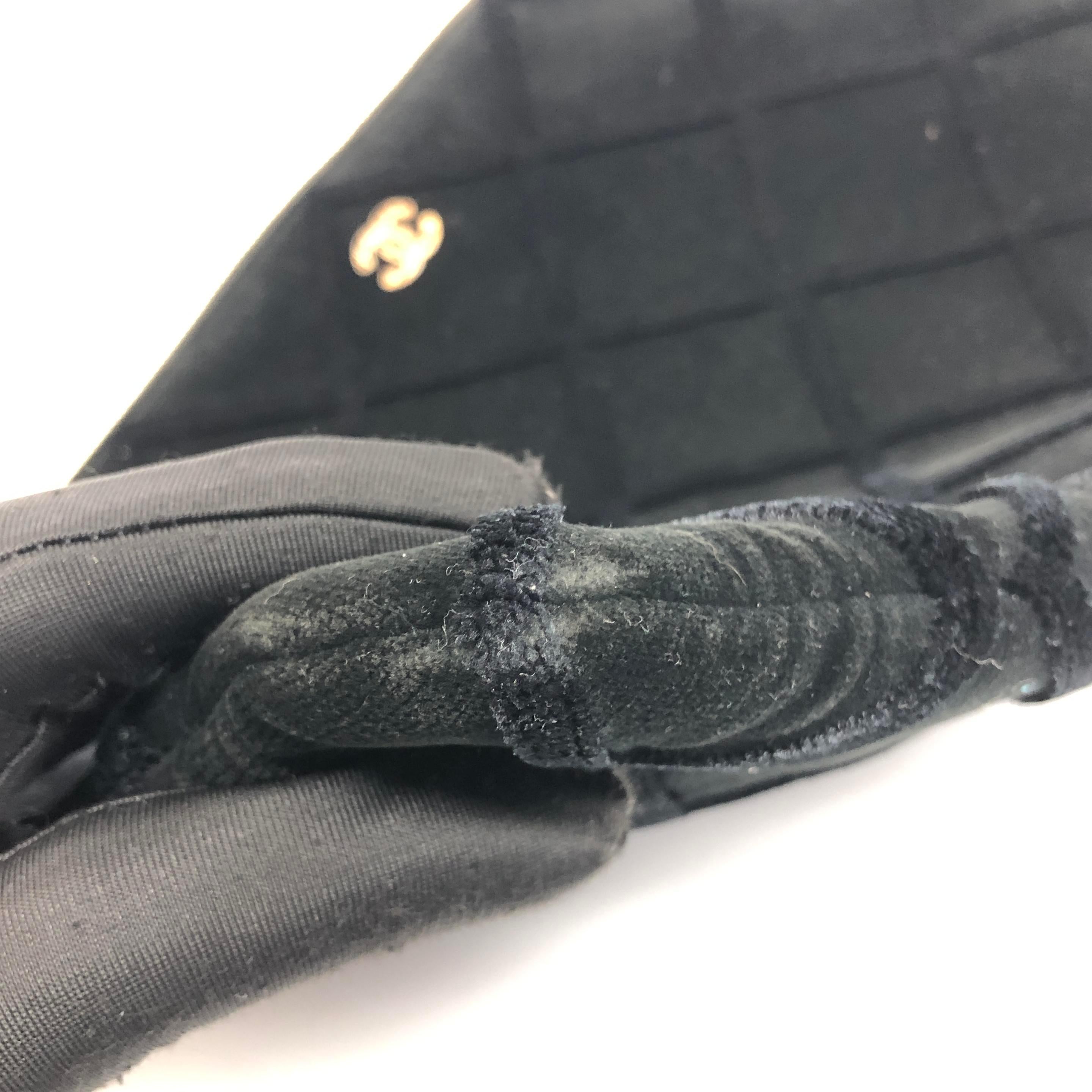 Chanel Astuccio in velluto nero Stitch by Stitch a diamante Interno in pelle Logo in oro in vendita 8