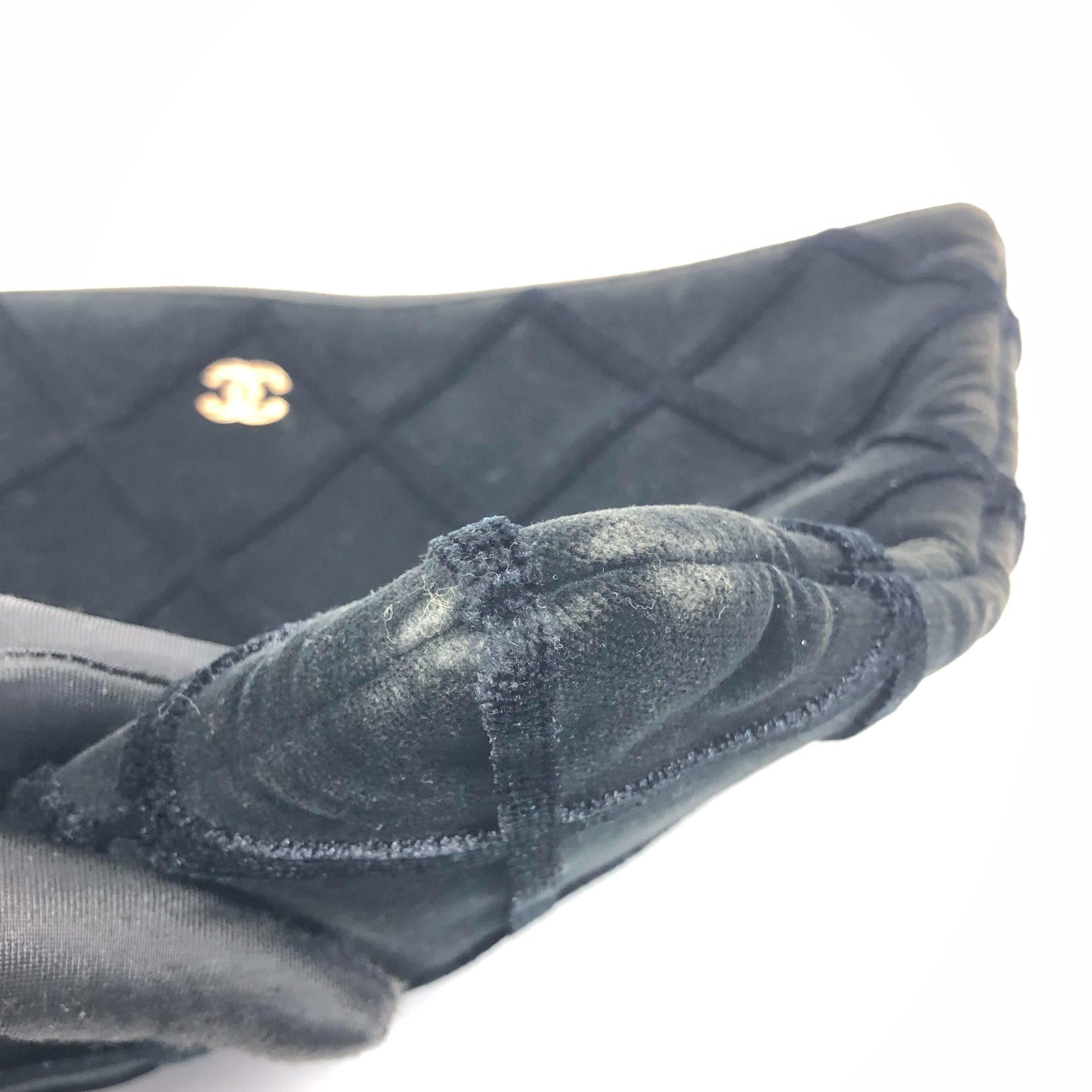 Chanel Astuccio in velluto nero Stitch by Stitch a diamante Interno in pelle Logo in oro in vendita 9