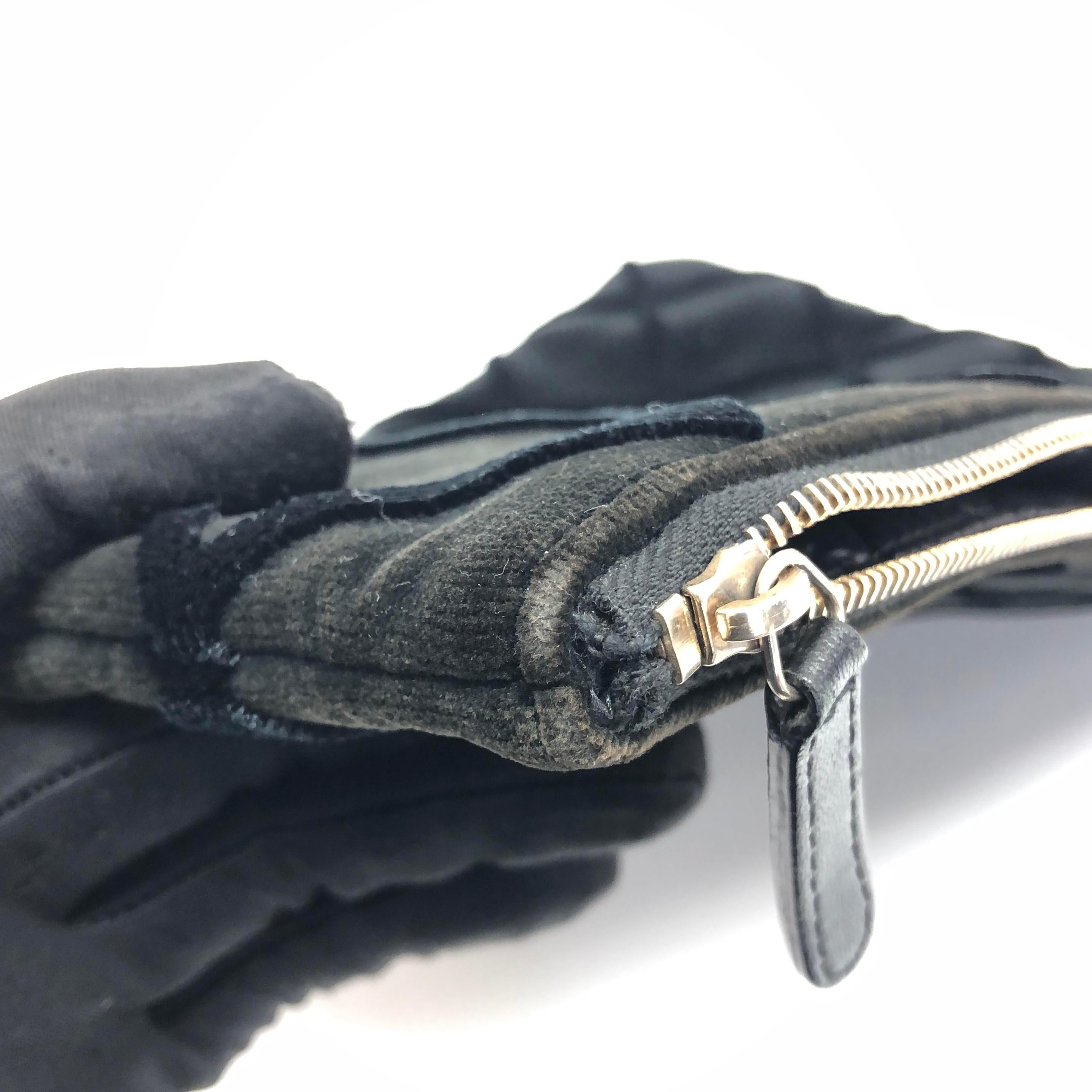 Chanel Astuccio in velluto nero Stitch by Stitch a diamante Interno in pelle Logo in oro in vendita 10