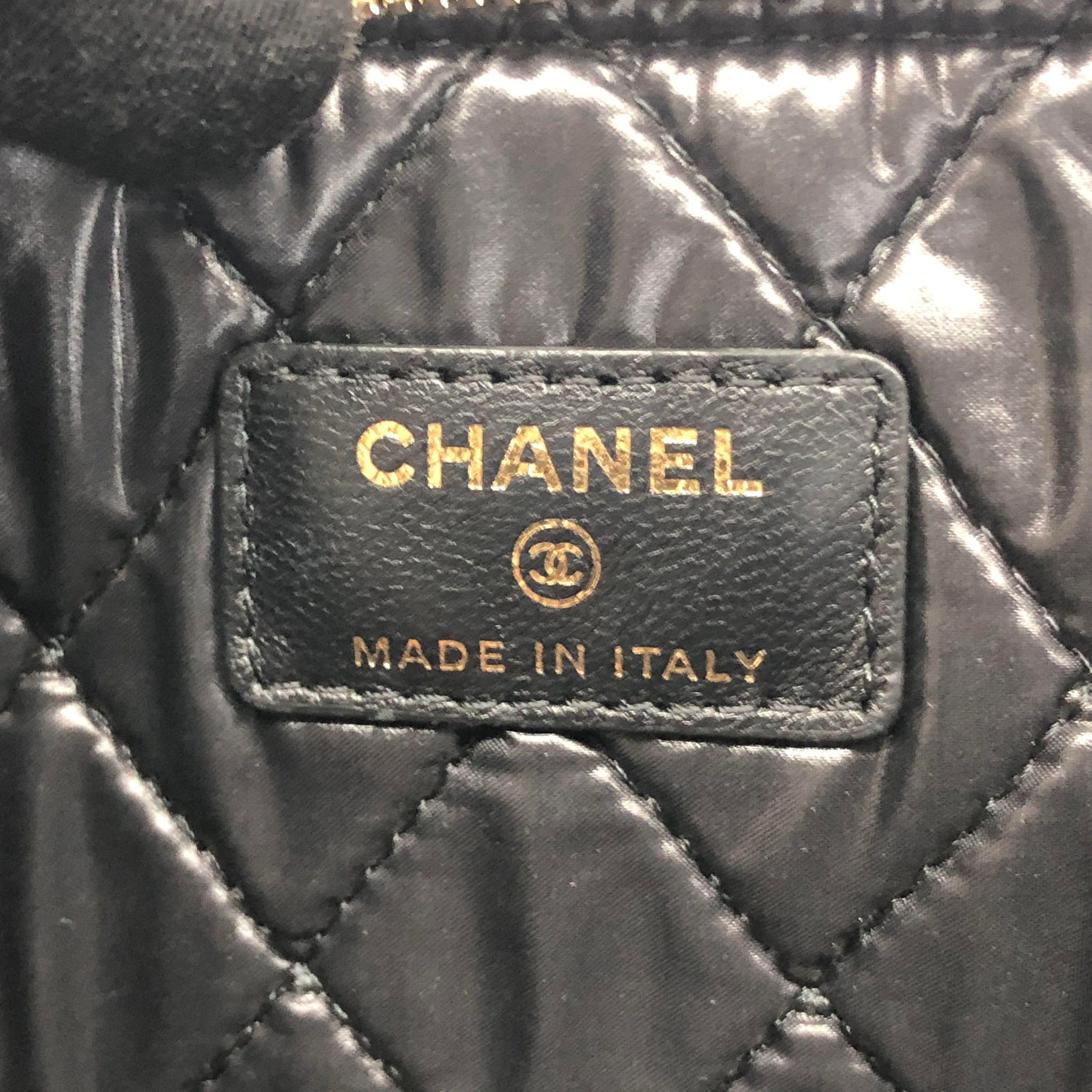 Chanel Astuccio in velluto nero Stitch by Stitch a diamante Interno in pelle Logo in oro in vendita 10