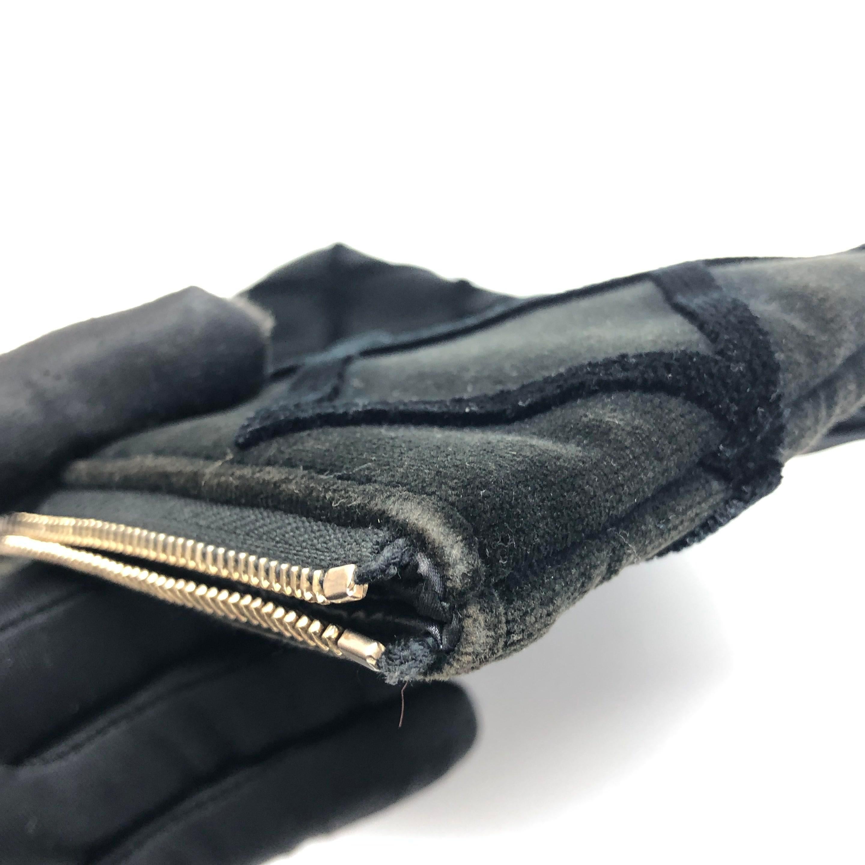 Chanel Astuccio in velluto nero Stitch by Stitch a diamante Interno in pelle Logo in oro in vendita 11