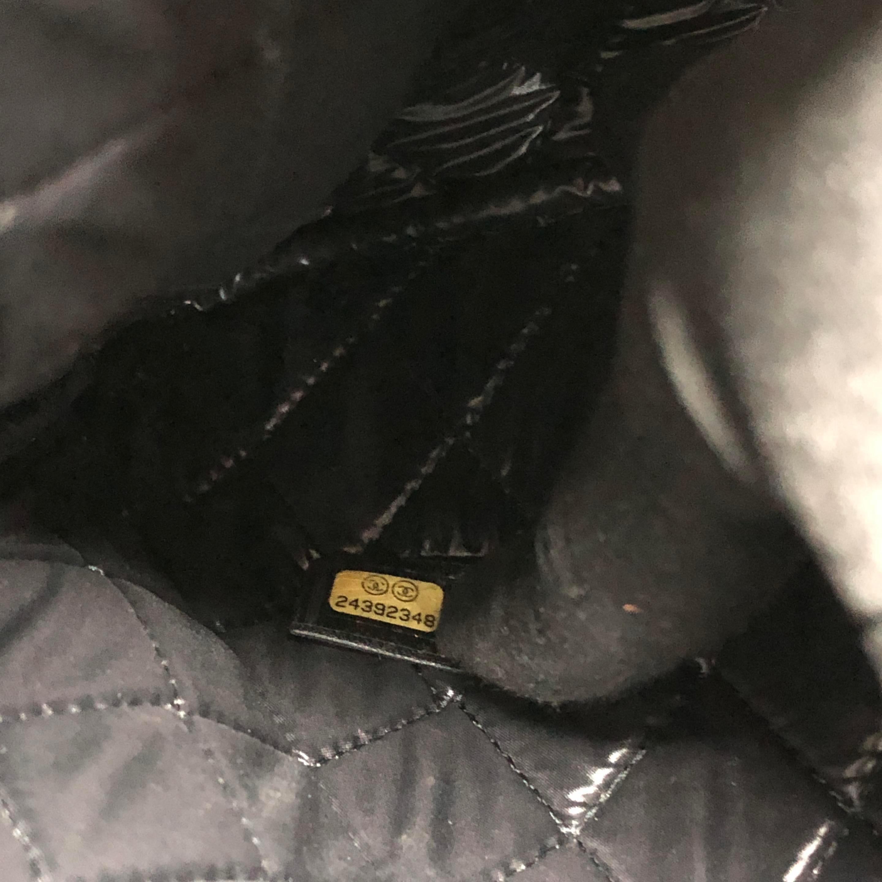 Chanel Astuccio in velluto nero Stitch by Stitch a diamante Interno in pelle Logo in oro in vendita 11