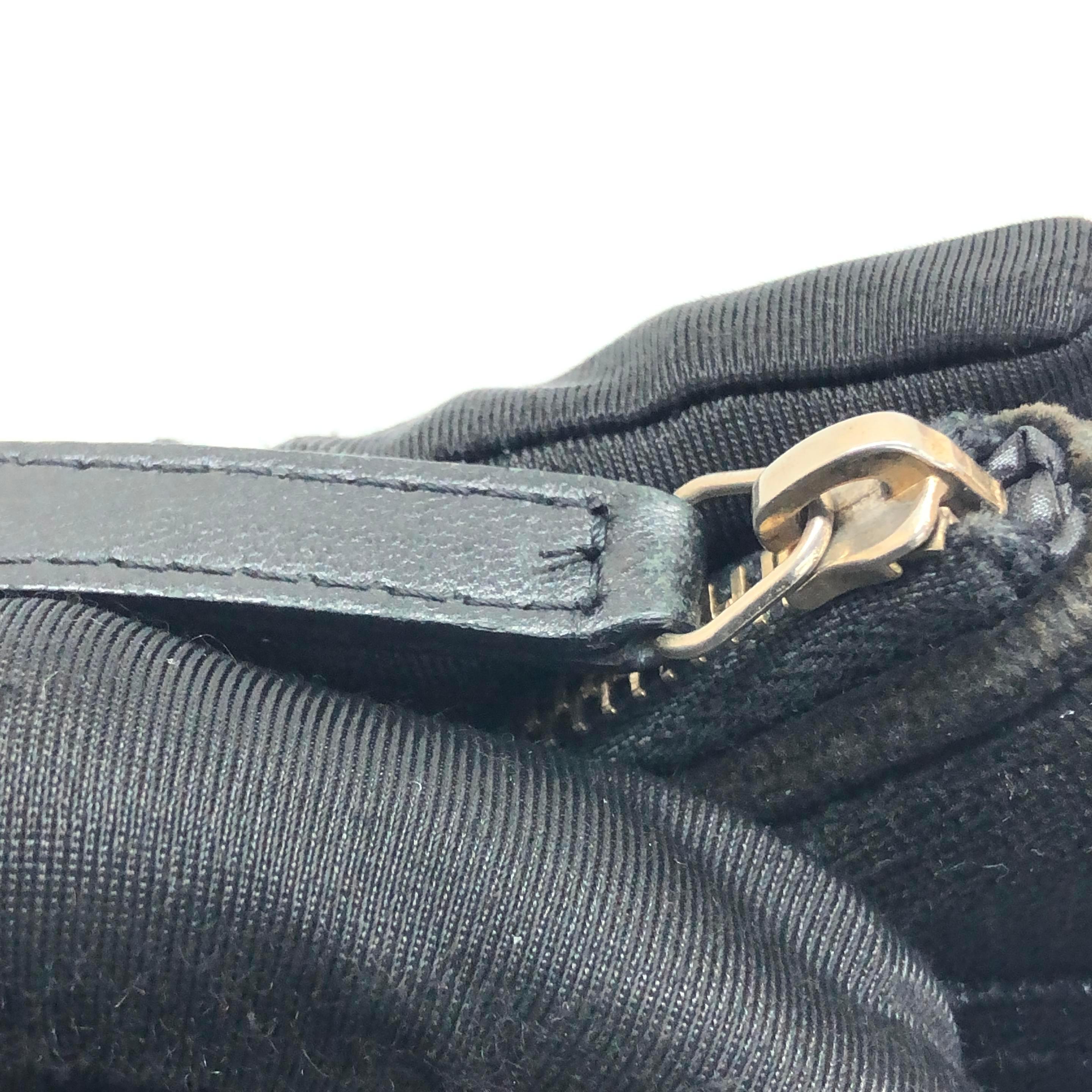 Chanel Astuccio in velluto nero Stitch by Stitch a diamante Interno in pelle Logo in oro in vendita 13