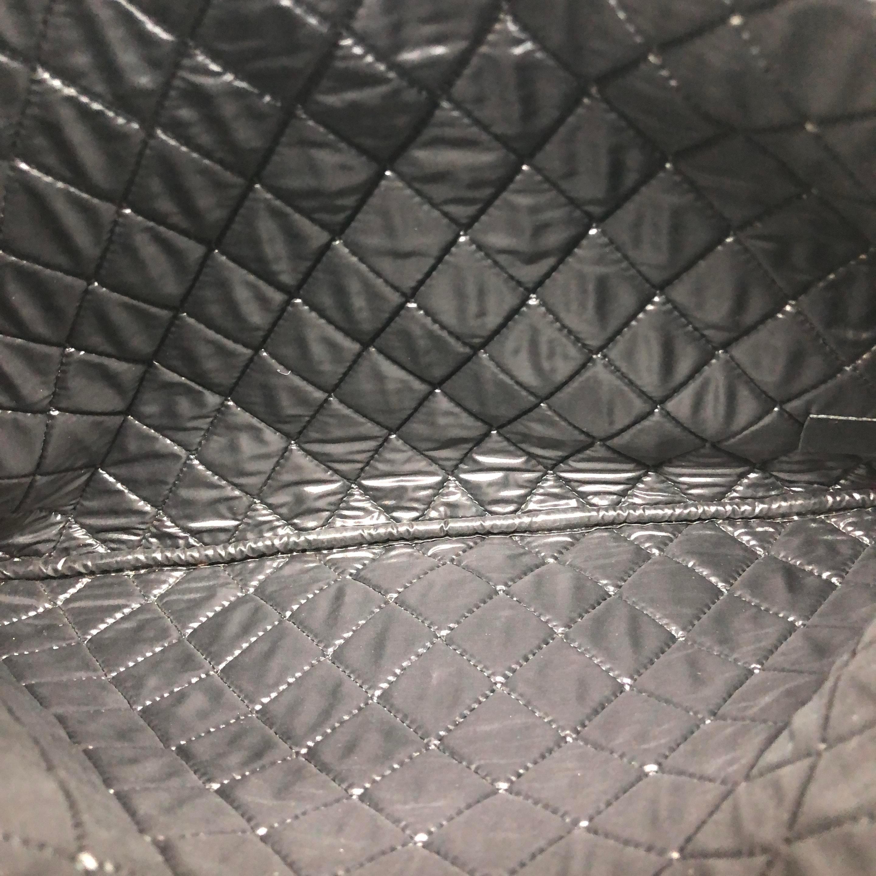 Chanel Astuccio in velluto nero Stitch by Stitch a diamante Interno in pelle Logo in oro in vendita 14