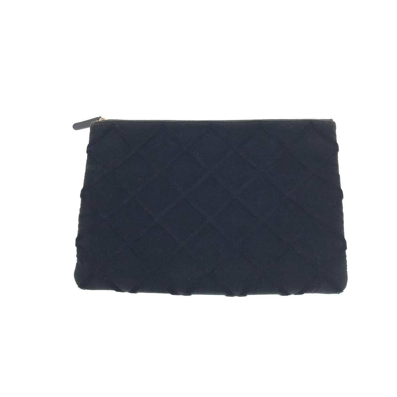 CONDIZIONE: ECCELLENTE

Questo astuccio Chanel usato/di seconda mano è in ottime condizioni. La pelle o l'hardware potrebbero presentare lievi macchie o graffi. 

DETTAGLI:

Circa 2017-2018
Serie 24xxxxxx
Nero
Esterno in velluto

Interni in