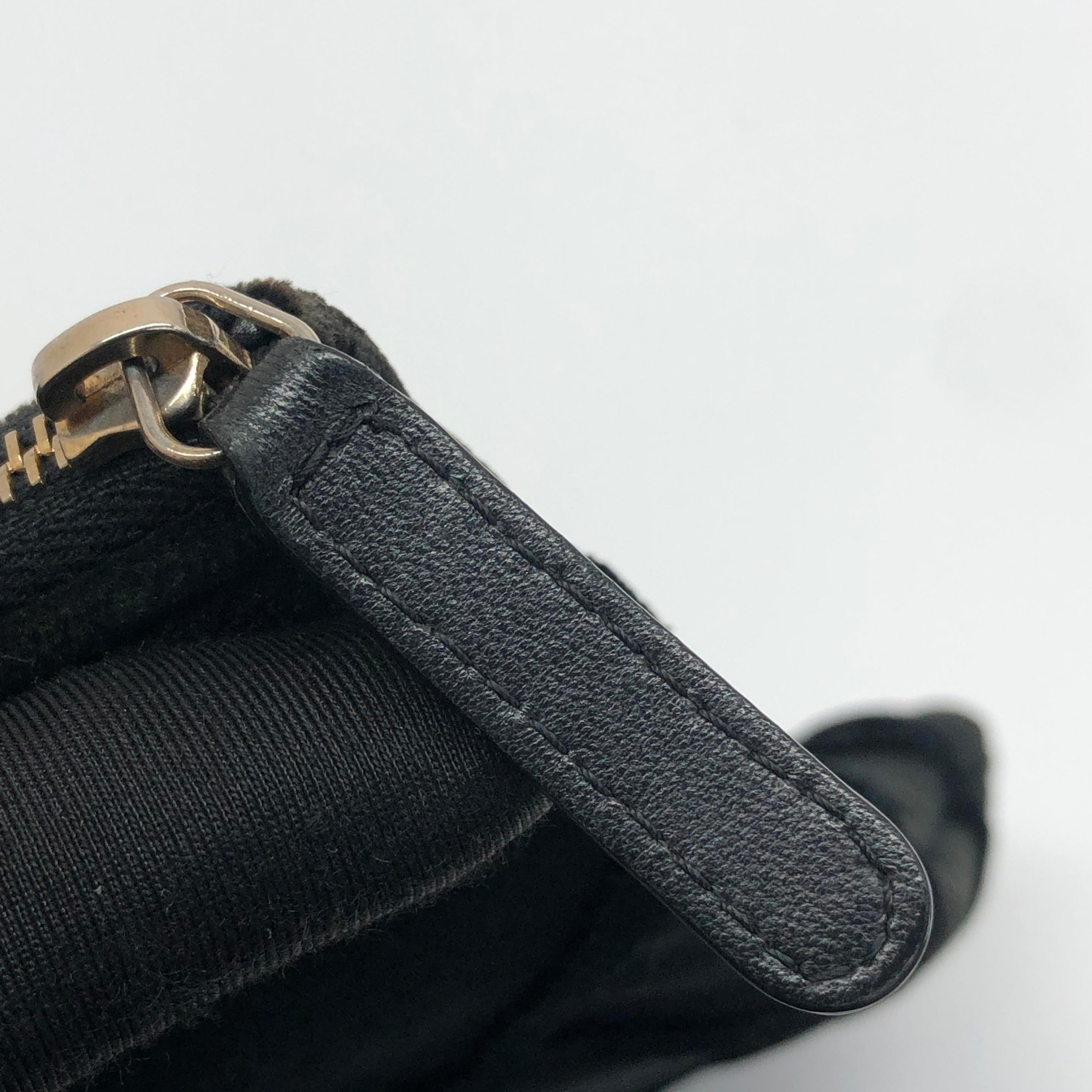 Chanel Astuccio in velluto nero Stitch by Stitch a diamante Interno in pelle Logo in oro in vendita 15