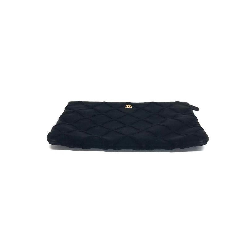 Donna Chanel Astuccio in velluto nero Stitch by Stitch a diamante Interno in pelle Logo in oro in vendita