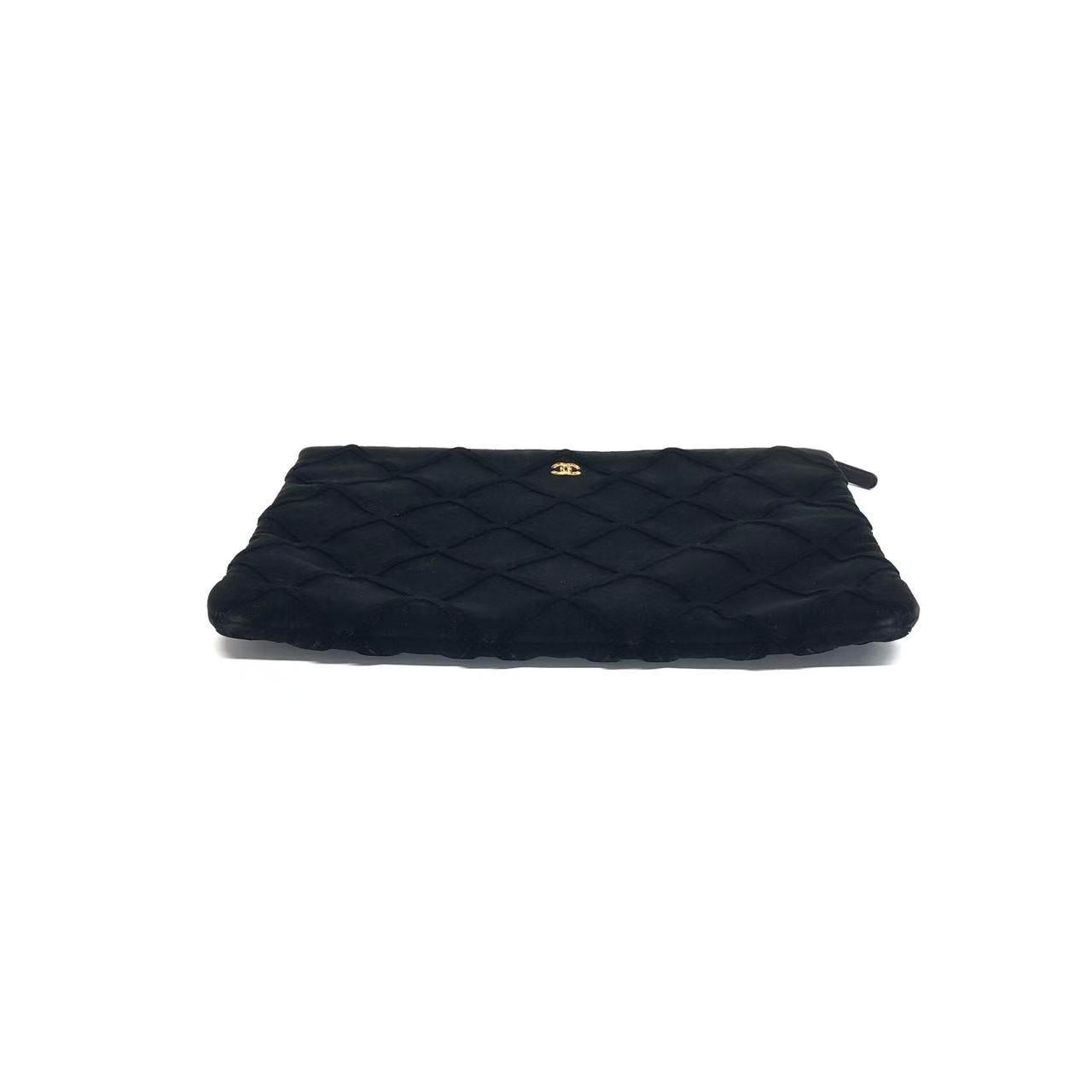 Donna Chanel Astuccio in velluto nero Stitch by Stitch a diamante Interno in pelle Logo in oro in vendita