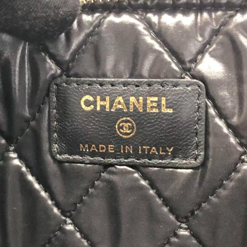 Chanel Astuccio in velluto nero Stitch by Stitch a diamante Interno in pelle Logo in oro in vendita 1