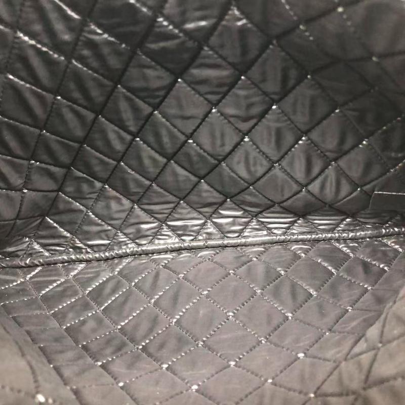 Chanel Astuccio in velluto nero Stitch by Stitch a diamante Interno in pelle Logo in oro in vendita 2