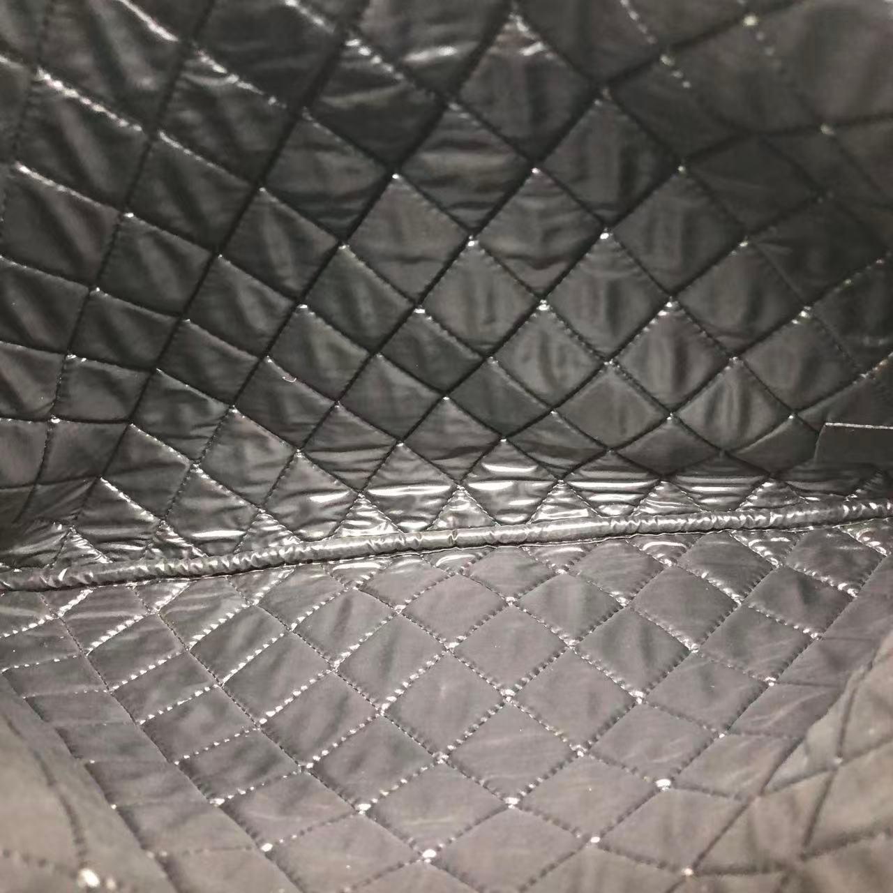 Chanel Astuccio in velluto nero Stitch by Stitch a diamante Interno in pelle Logo in oro in vendita 2