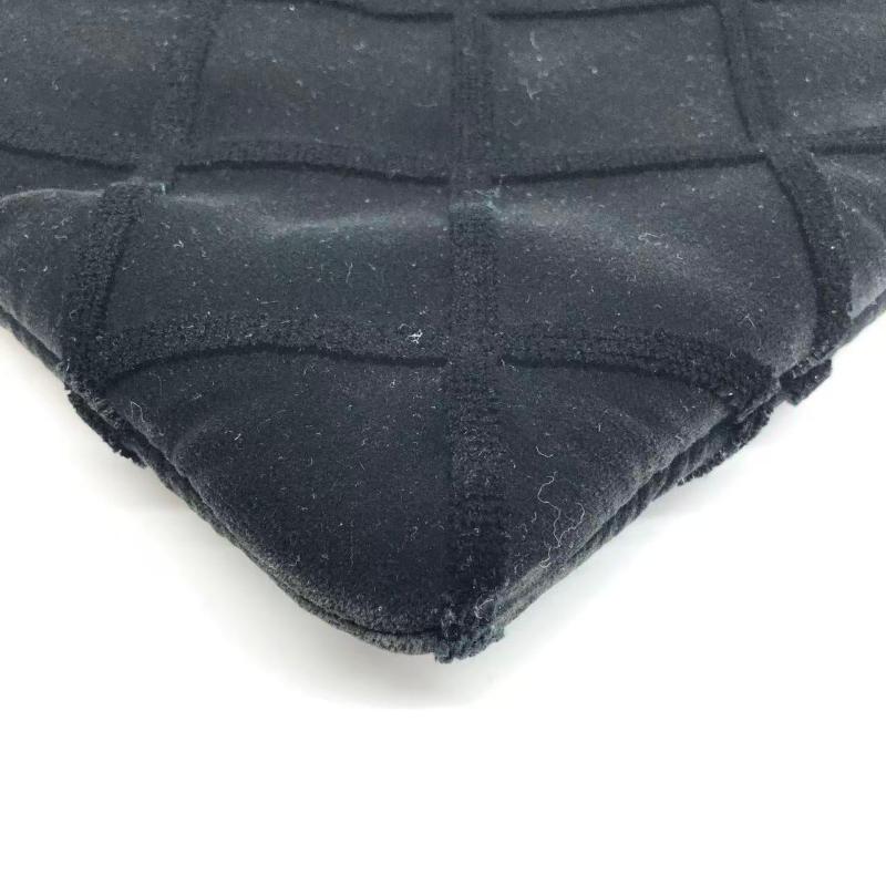 Chanel Astuccio in velluto nero Stitch by Stitch a diamante Interno in pelle Logo in oro in vendita 3
