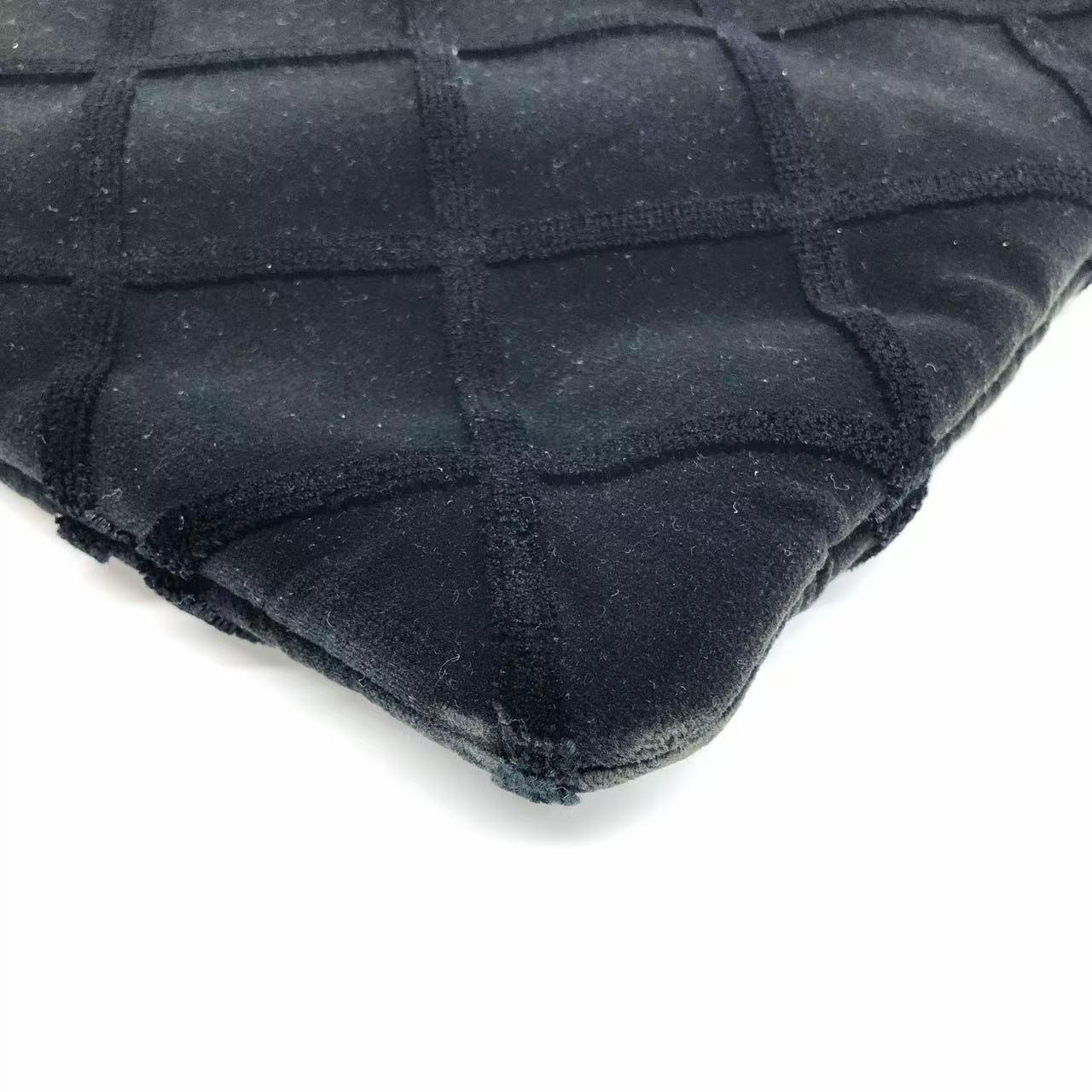 Chanel Astuccio in velluto nero Stitch by Stitch a diamante Interno in pelle Logo in oro in vendita 4