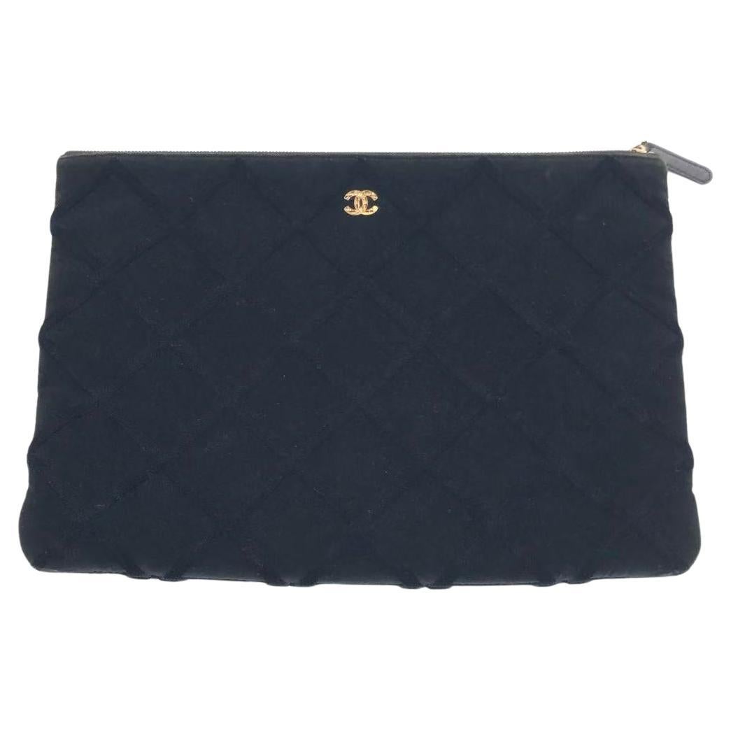 Chanel Astuccio in velluto nero Stitch by Stitch a diamante Interno in pelle Logo in oro