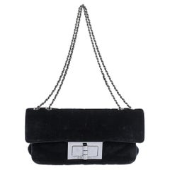 Chanel Borsa a tracolla con patta in velluto nero Reissue