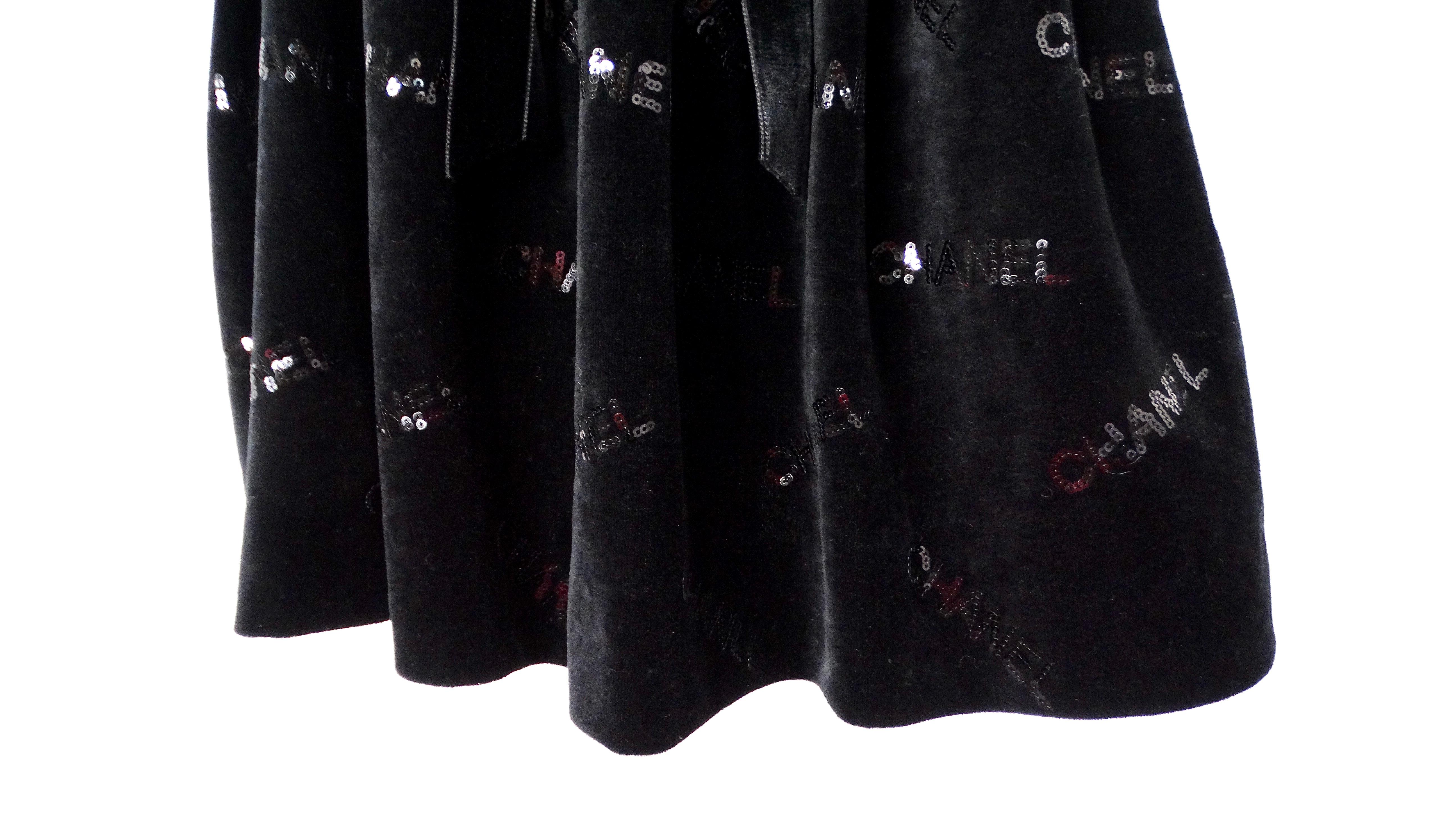Noir Chanel - Minijupe en velours noir avec logo à paillettes 2022 en vente