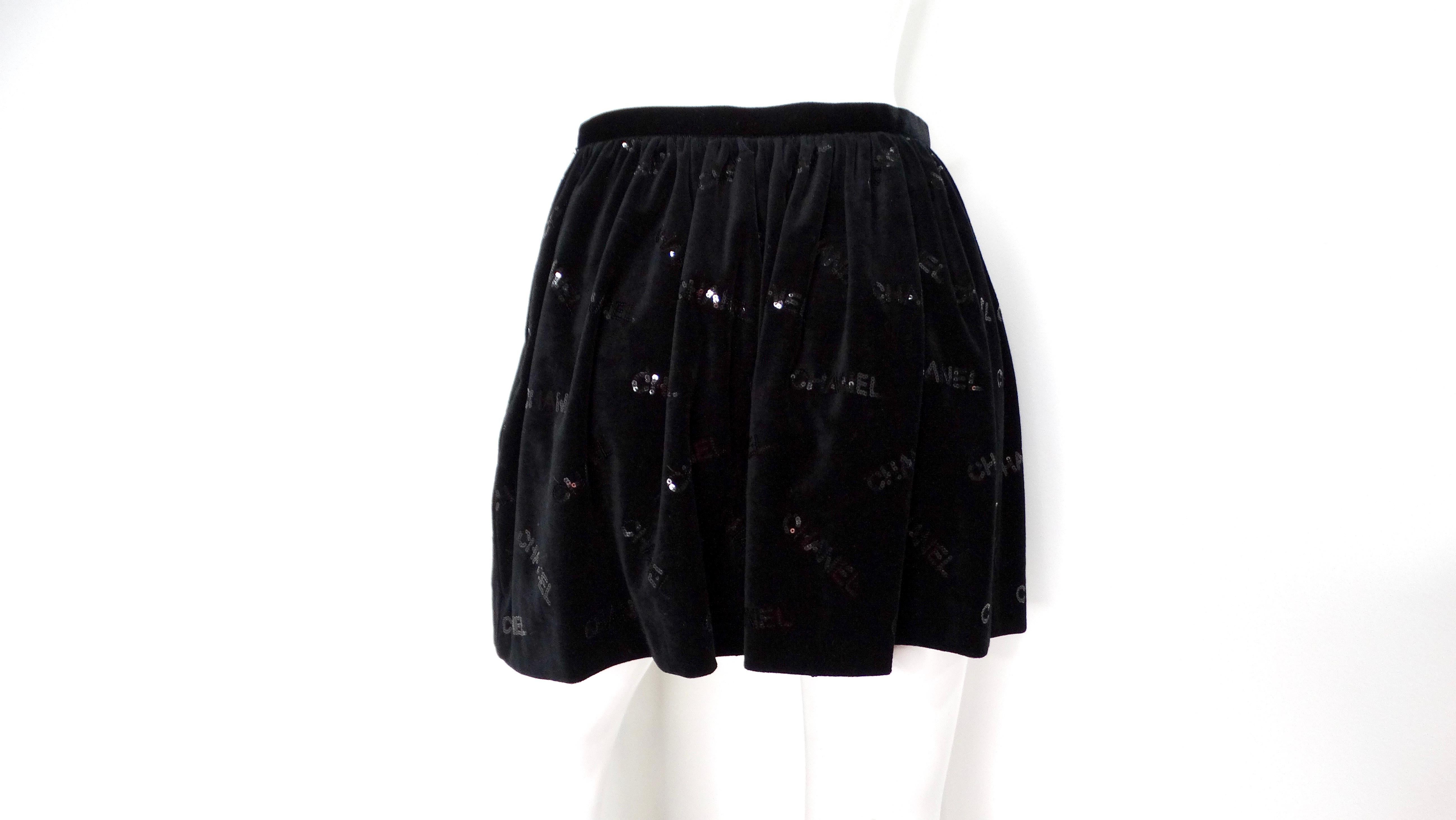Chanel - Minijupe en velours noir avec logo à paillettes 2022 Pour femmes en vente