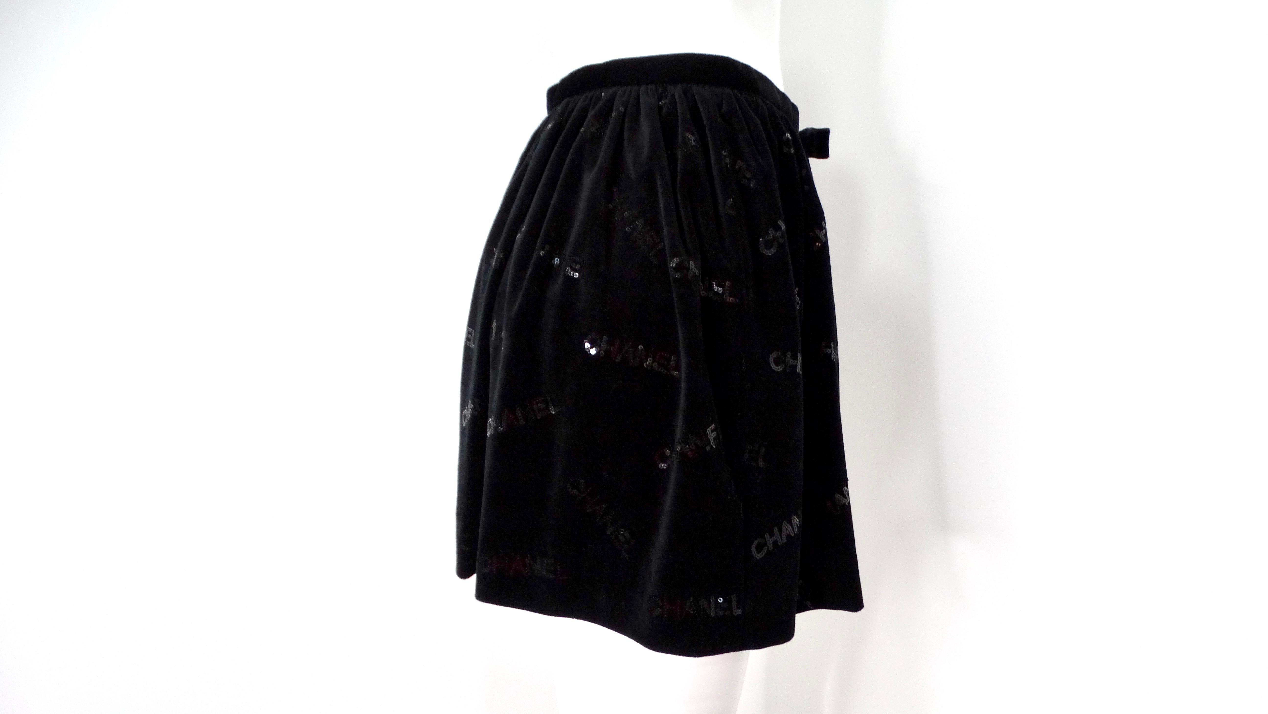 Chanel - Minijupe en velours noir avec logo à paillettes 2022 en vente 1