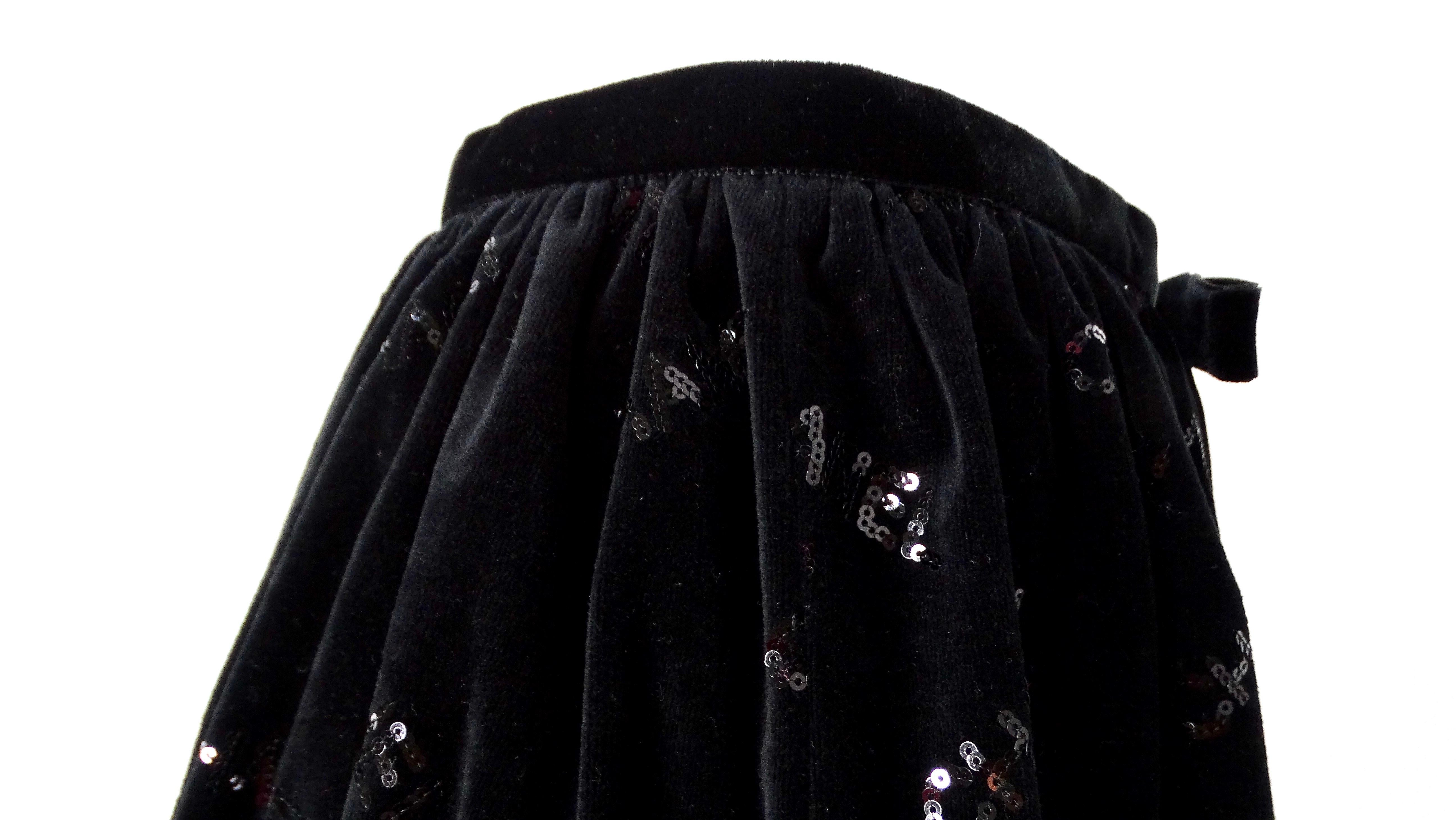 Chanel - Minijupe en velours noir avec logo à paillettes 2022 en vente 2