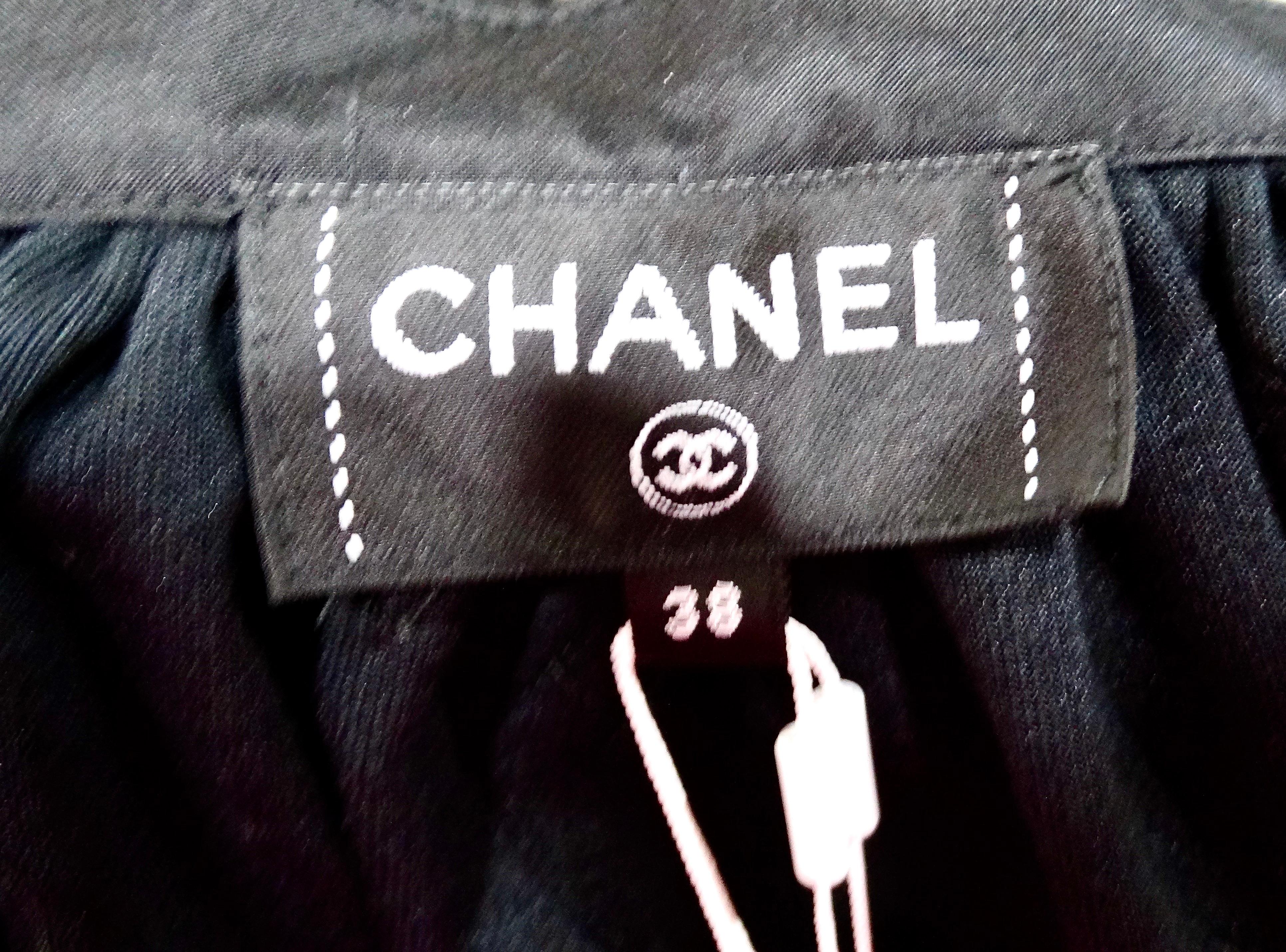 Chanel - Minijupe en velours noir avec logo à paillettes 2022 en vente 3