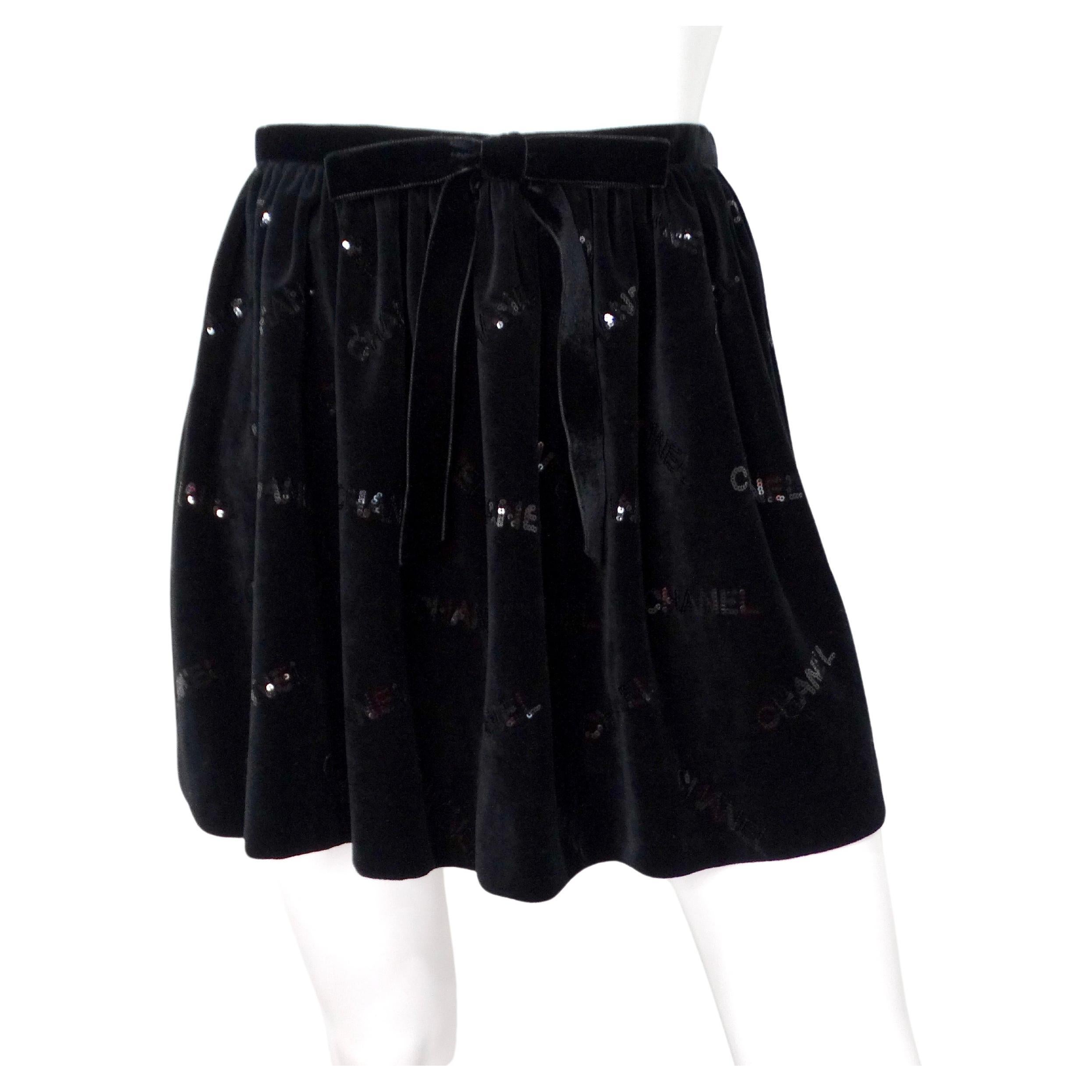 Chanel - Minijupe en velours noir avec logo à paillettes 2022 en vente