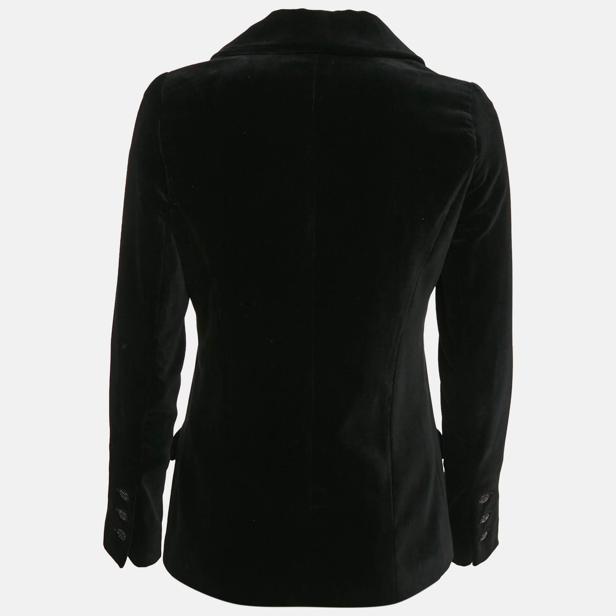 This blazer brings you both class and luxury as you wear it. It is highlighted with long sleeves and classic details  thus granting a polished  formal finish.